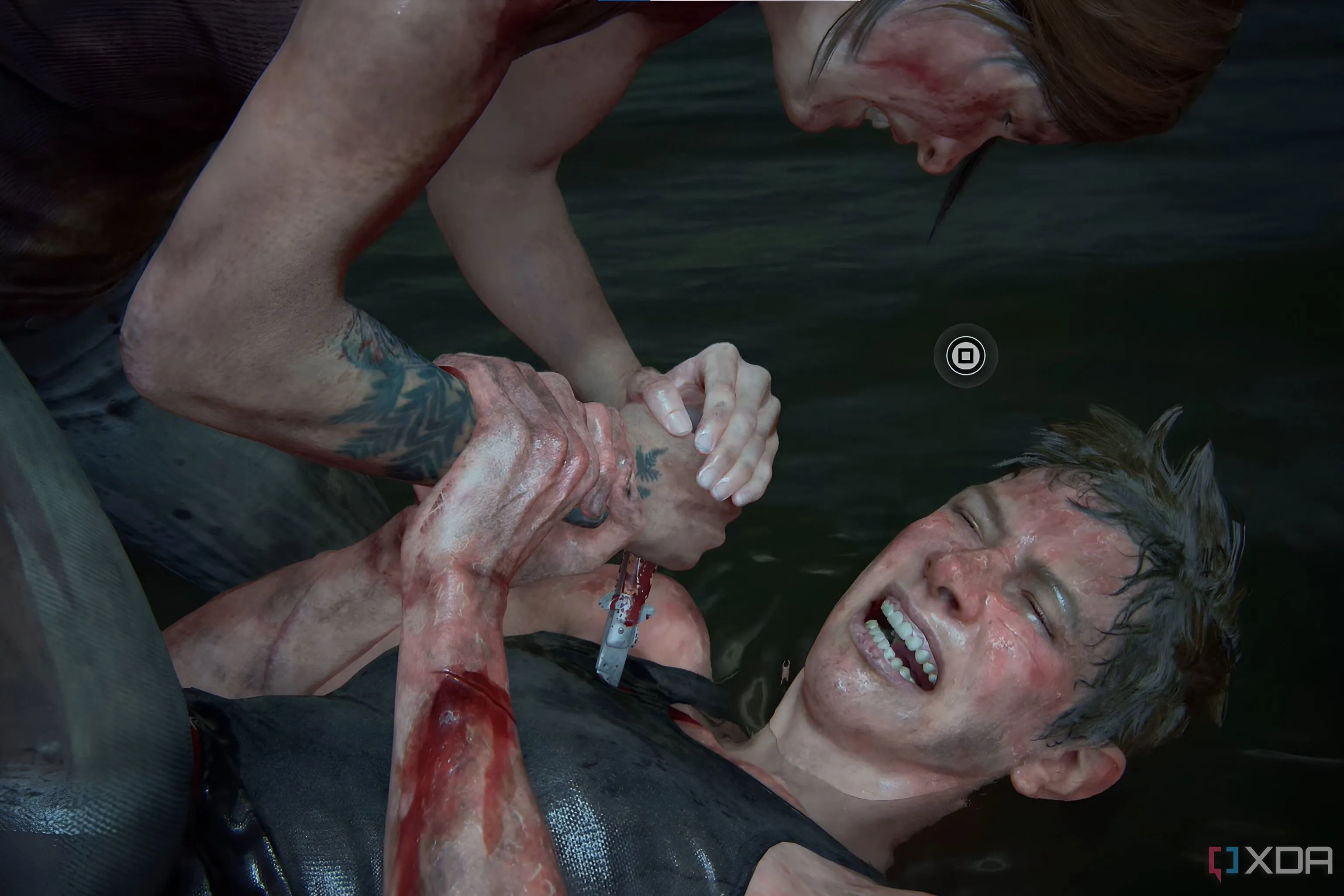 Hai người phụ nữ đang vật lộn trong một trận đấu dao căng thẳng, hình ảnh từ game The Last of Us Part II, thể hiện sự đối đầu đầy cảm xúc và tàn bạo.