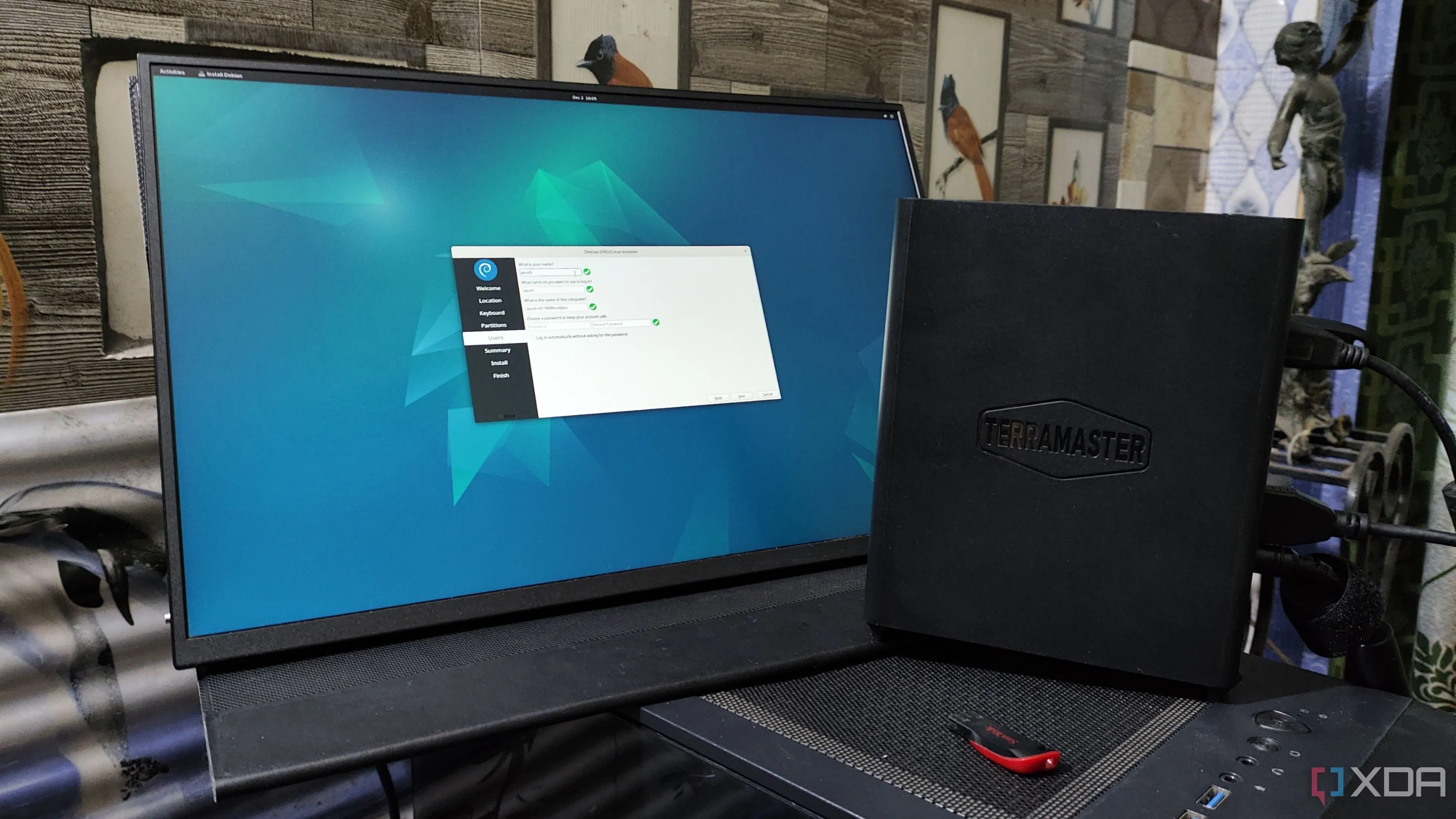 Hệ điều hành Debian đang chạy trên thiết bị NAS, minh họa khả năng máy ảo