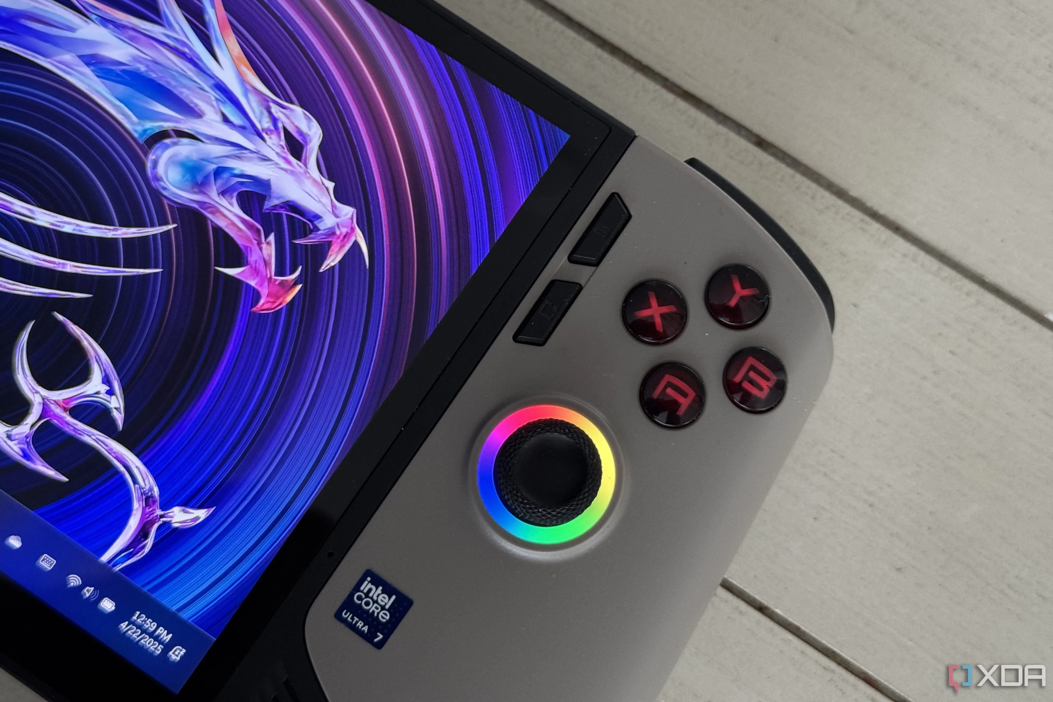 Hệ thống đèn nền RGB trên các nút điều khiển của MSI Claw 8 AI+