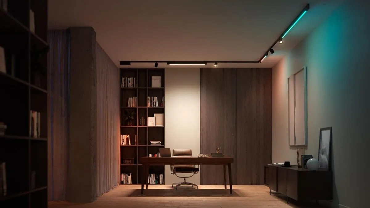Hệ thống đèn ray Philips Hue Perifo giúp cân bằng ánh sáng trong không gian làm việc.
