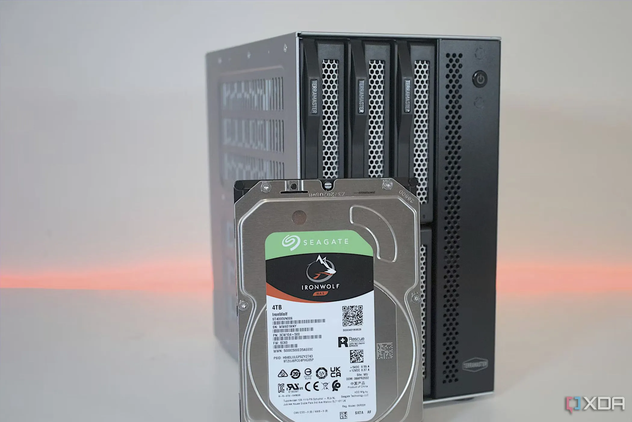 Hệ thống NAS TerraMaster T6-423 với các ổ cứng Seagate IronWolf Pro, tượng trưng cho giải pháp lưu trữ hiệu suất cao.