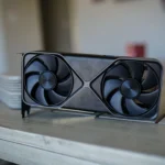 Hệ thống quạt tản nhiệt trên card đồ họa Nvidia GeForce RTX, biểu tượng cho sức mạnh cần thiết để chạy G-Assist.