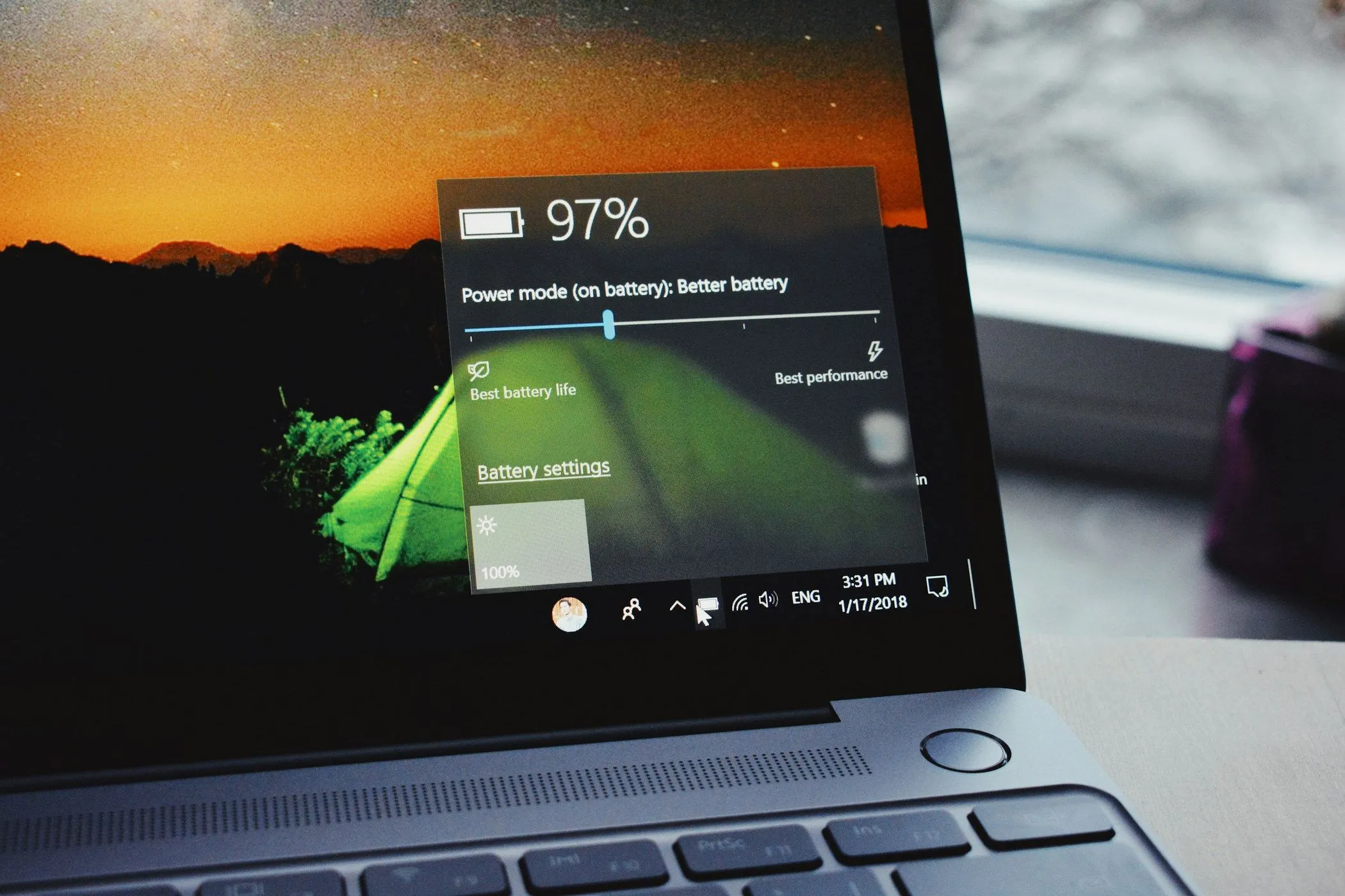 Hiển thị trạng thái pin 97% trên màn hình laptop chạy Windows