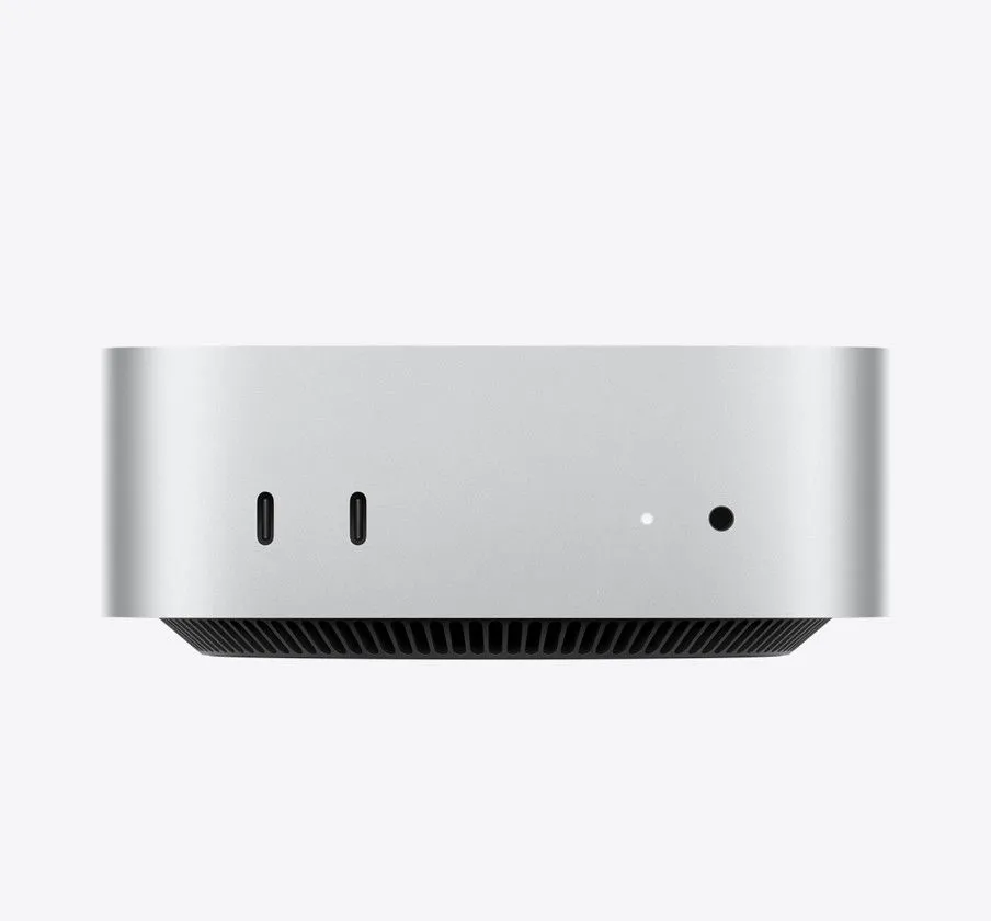 Hình ảnh cận cảnh Apple Mac Mini M4 (2024) màu bạc trên bàn làm việc, thể hiện thiết kế nhỏ gọn và cao cấp của máy tính mini này.