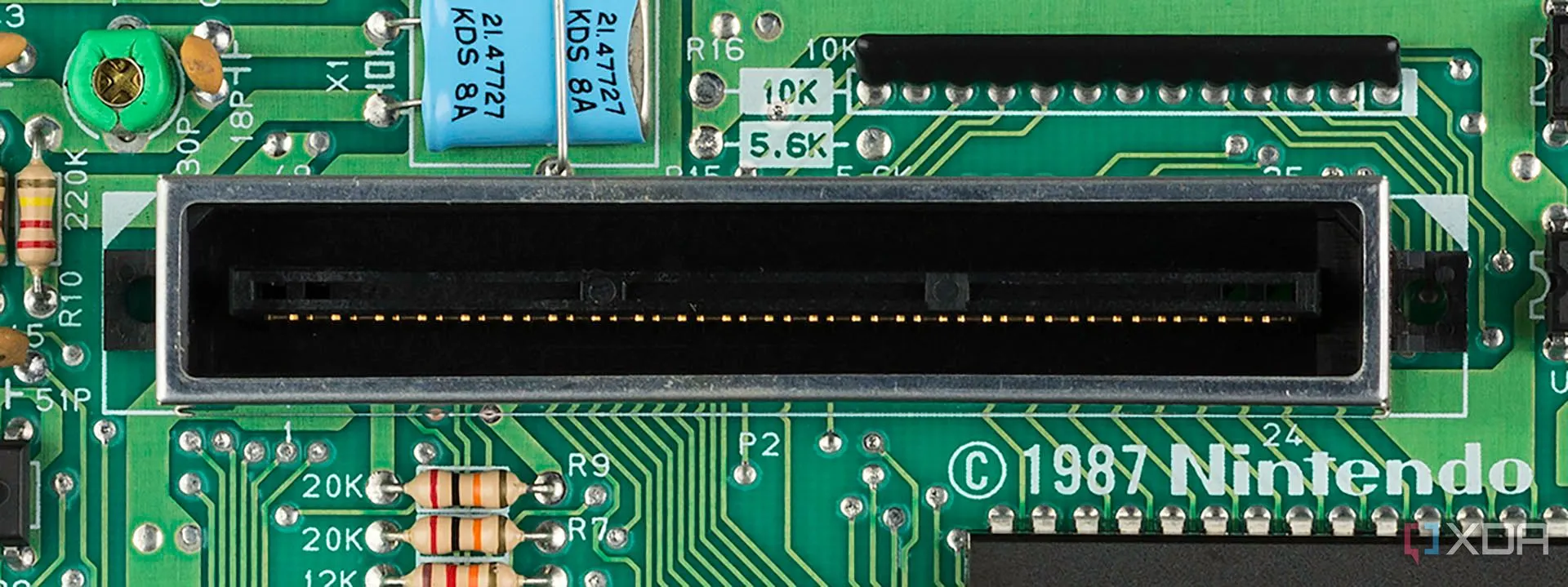 Hình ảnh cận cảnh bộ kết nối 72 chân trên bo mạch Nintendo NES, điểm giao tiếp với băng game.