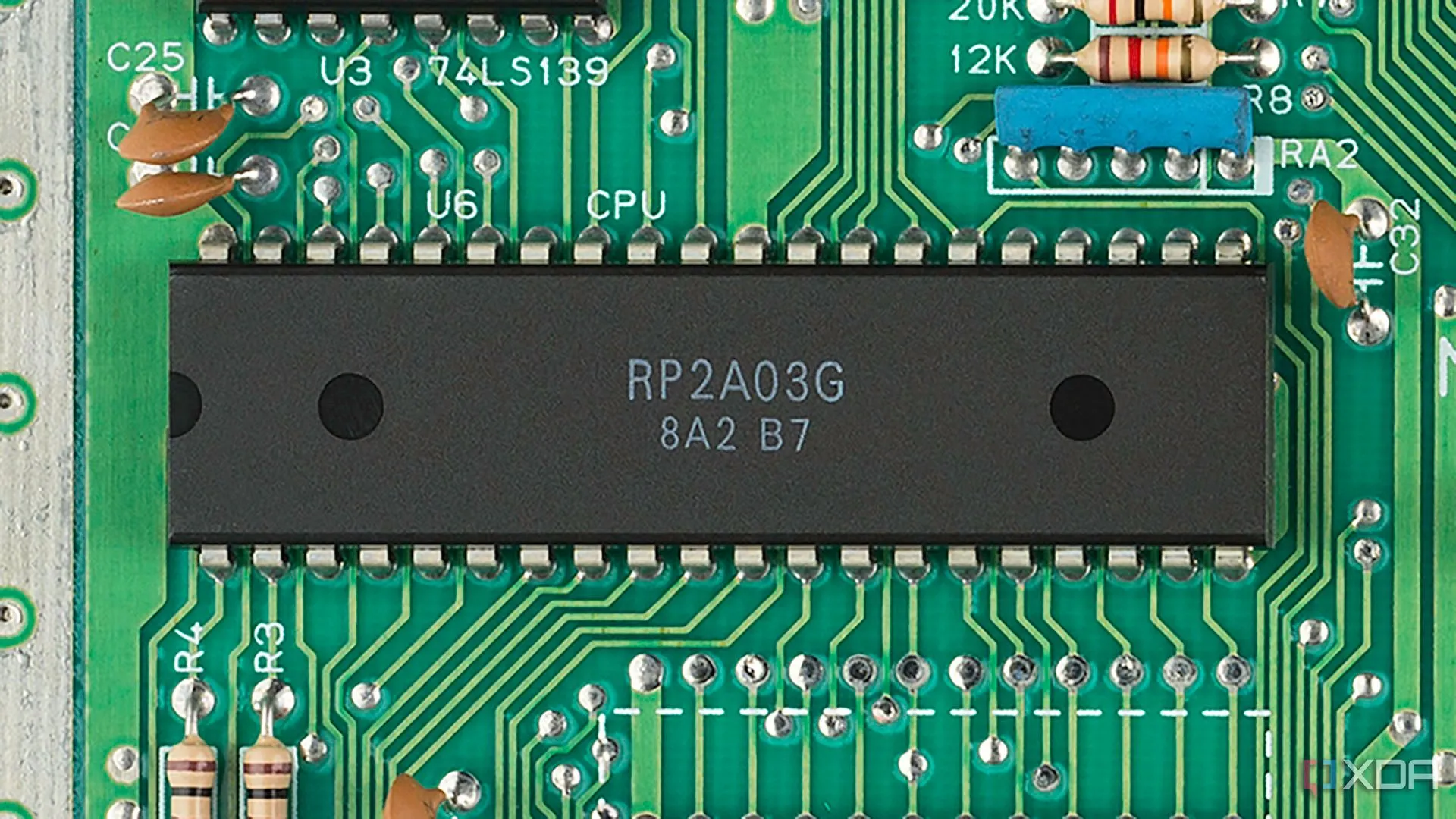 Hình ảnh cận cảnh chip CPU Ricoh 6502 tùy biến trên bo mạch Nintendo NES đời đầu.