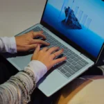Hình ảnh cận cảnh laptop Dell 14 Plus, một trong những mẫu được Dell giảm giá vĩnh viễn