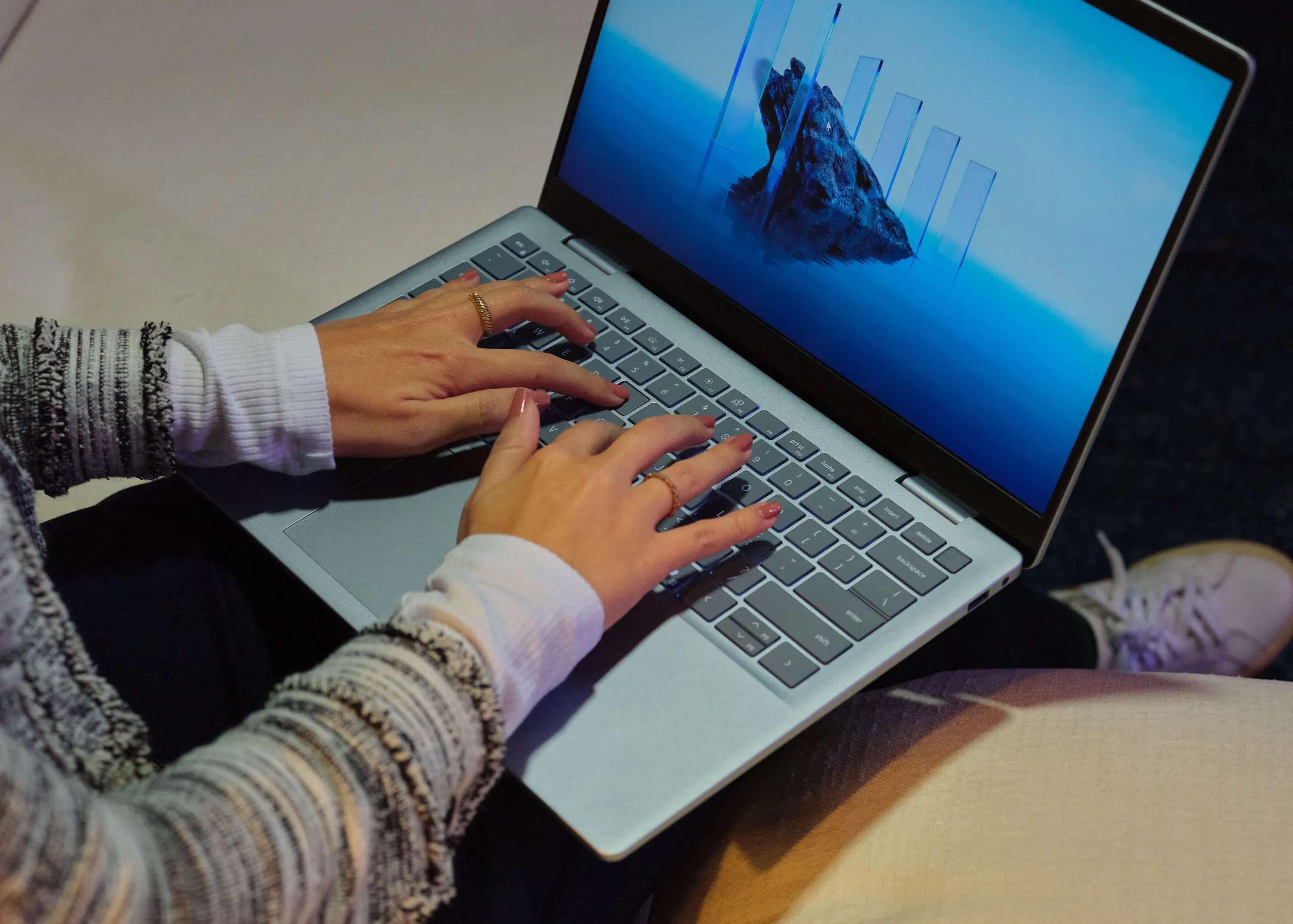 Hình ảnh cận cảnh laptop Dell 14 Plus, một trong những mẫu được Dell giảm giá vĩnh viễn