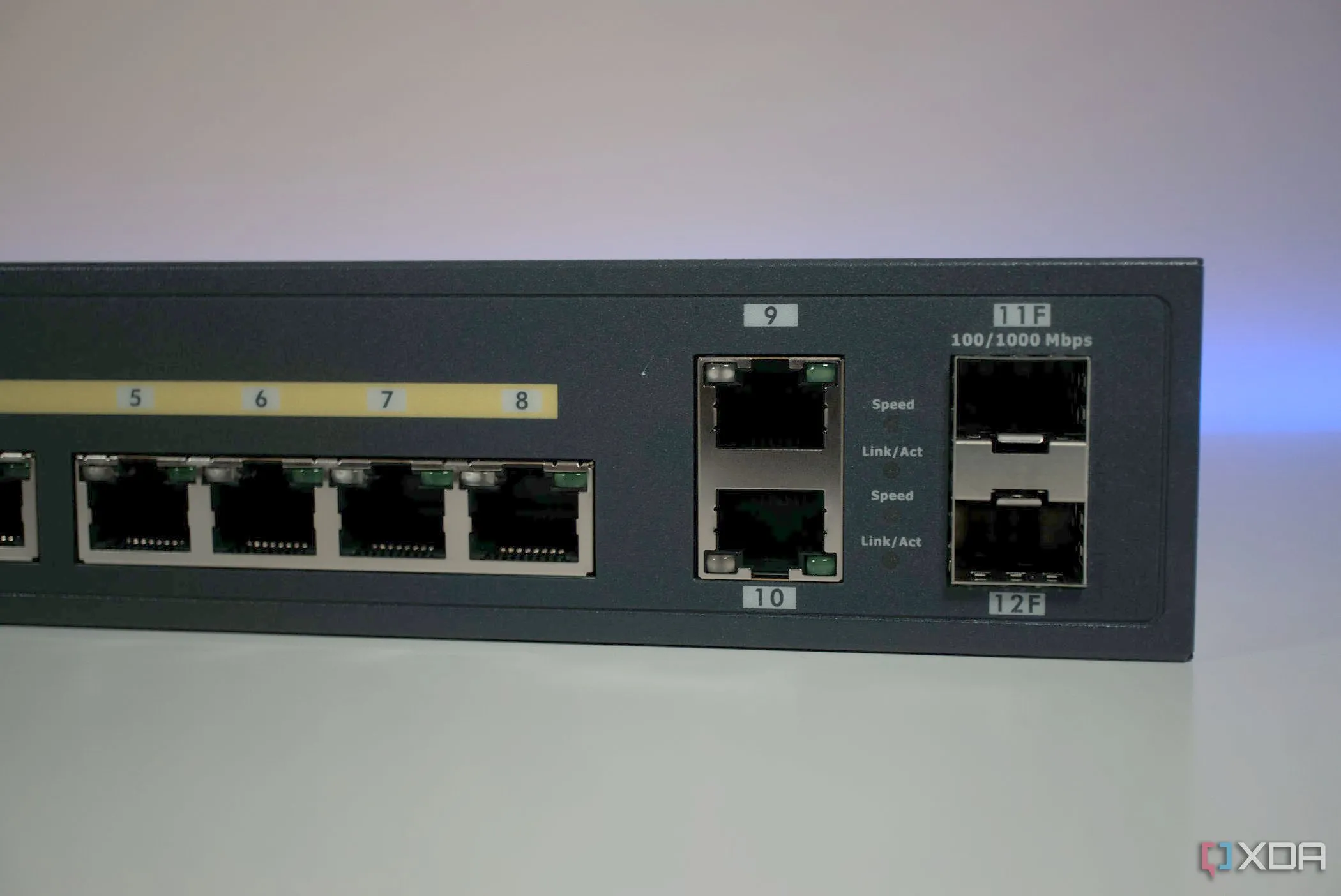 Hình ảnh cổng Uplink phía trước của Switch EnGenius ECS112FP hỗ trợ PoE để cấp nguồn an toàn cho thiết bị mạng