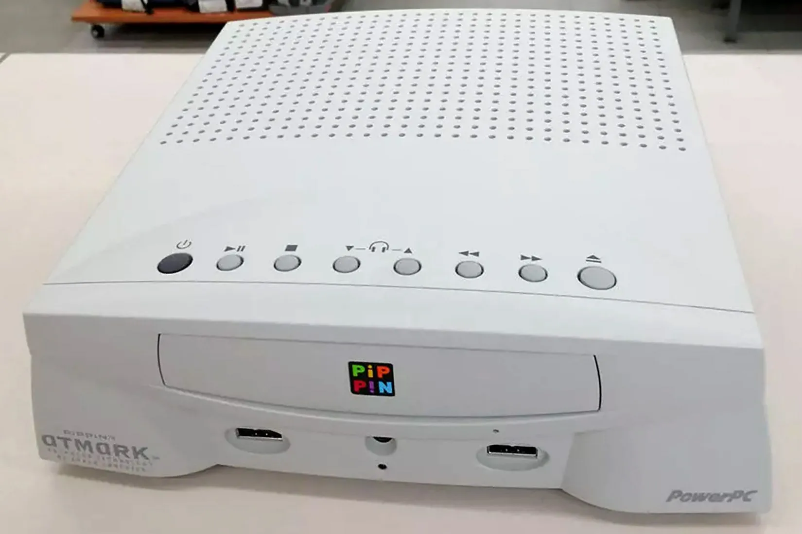 Hình ảnh console Apple Bandai Pippin cho thấy thiết kế của thiết bị chơi game này