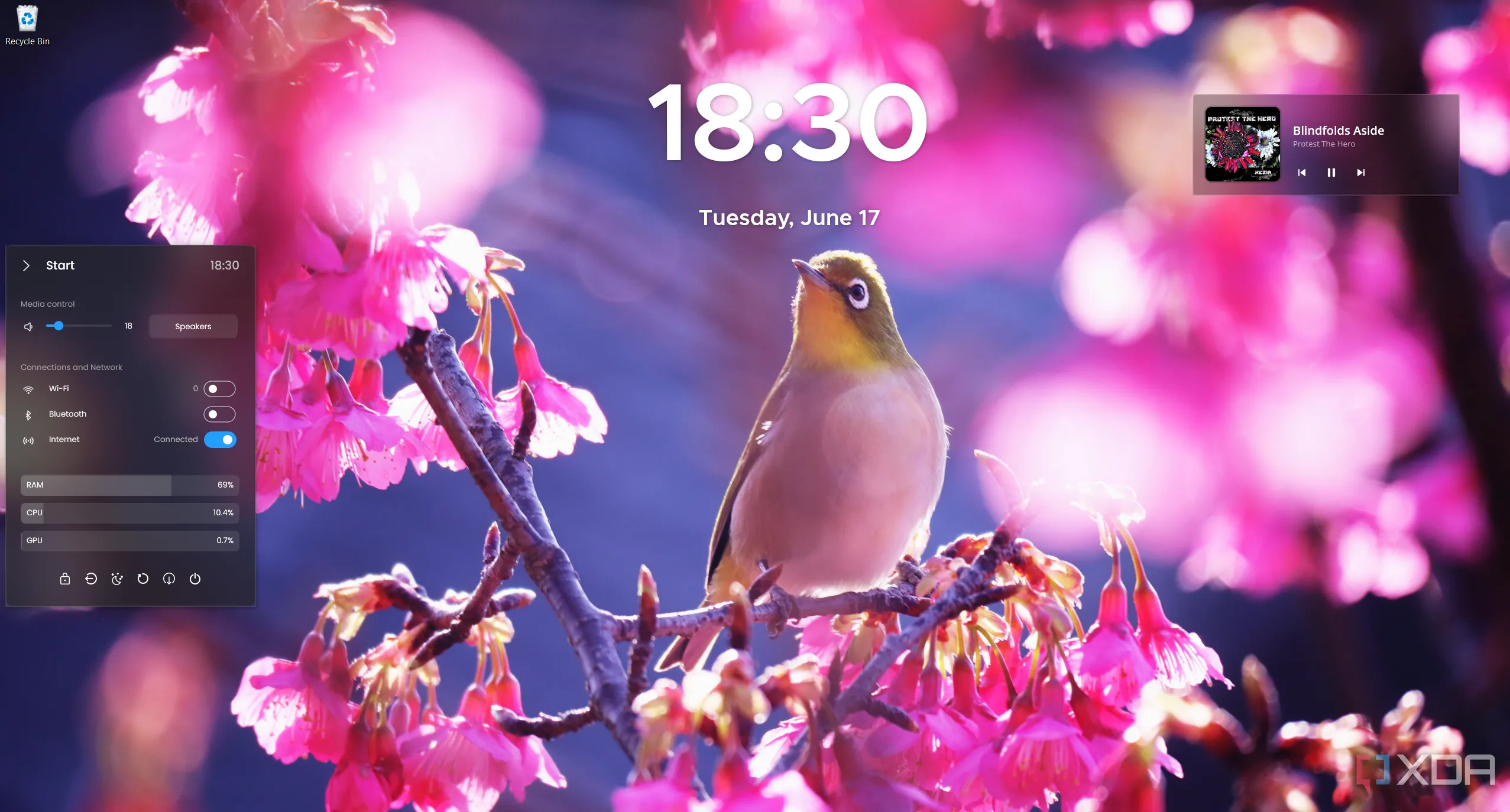 Hình ảnh desktop Windows 11 đã được tùy biến với các widget JaxCore như trình phát nhạc, đồng hồ và menu Start mới