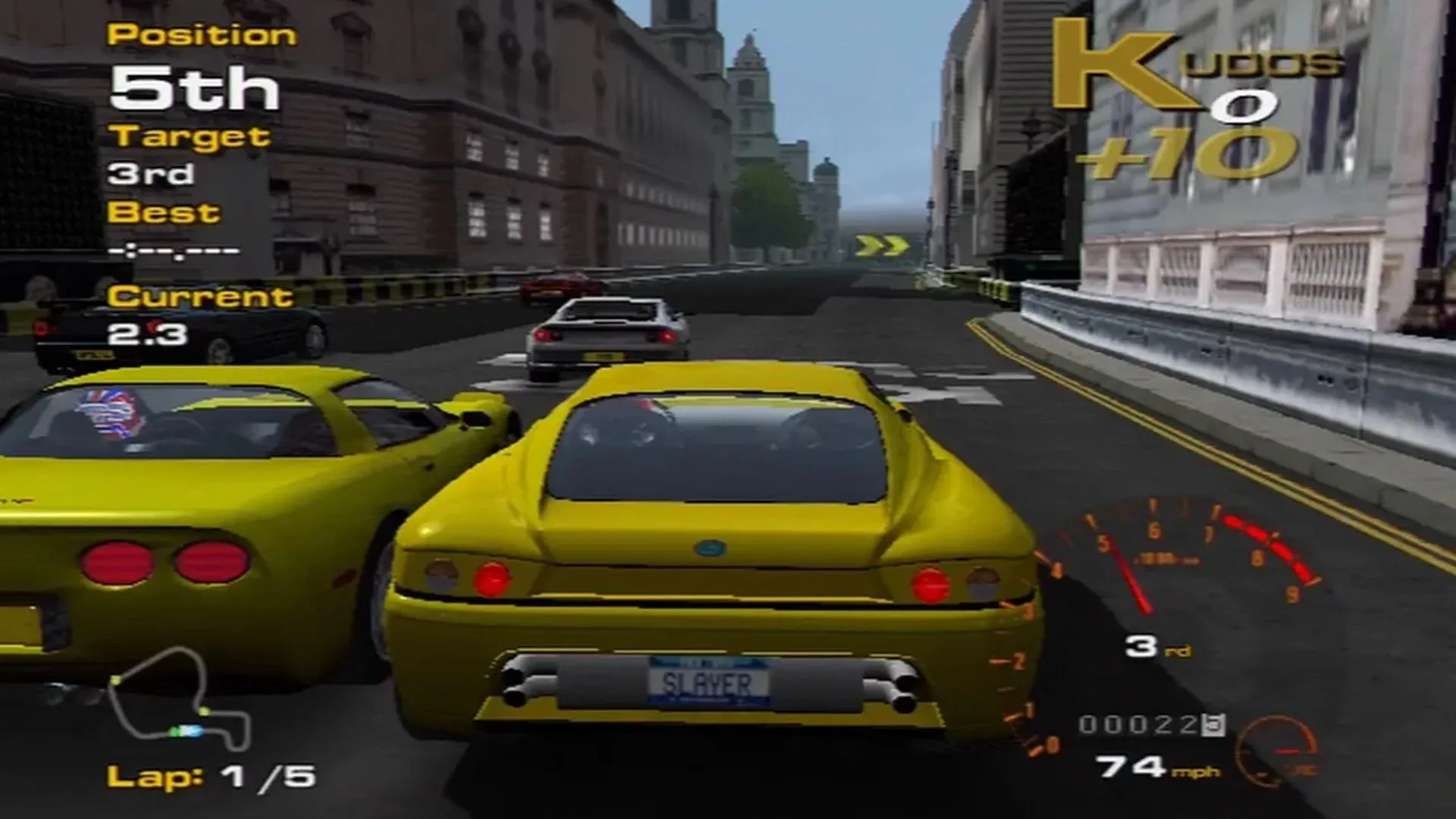 Hình ảnh gameplay trong game đua xe Project Gotham Racing trên Xbox với xe Ferrari màu đỏ đang vượt đối thủ