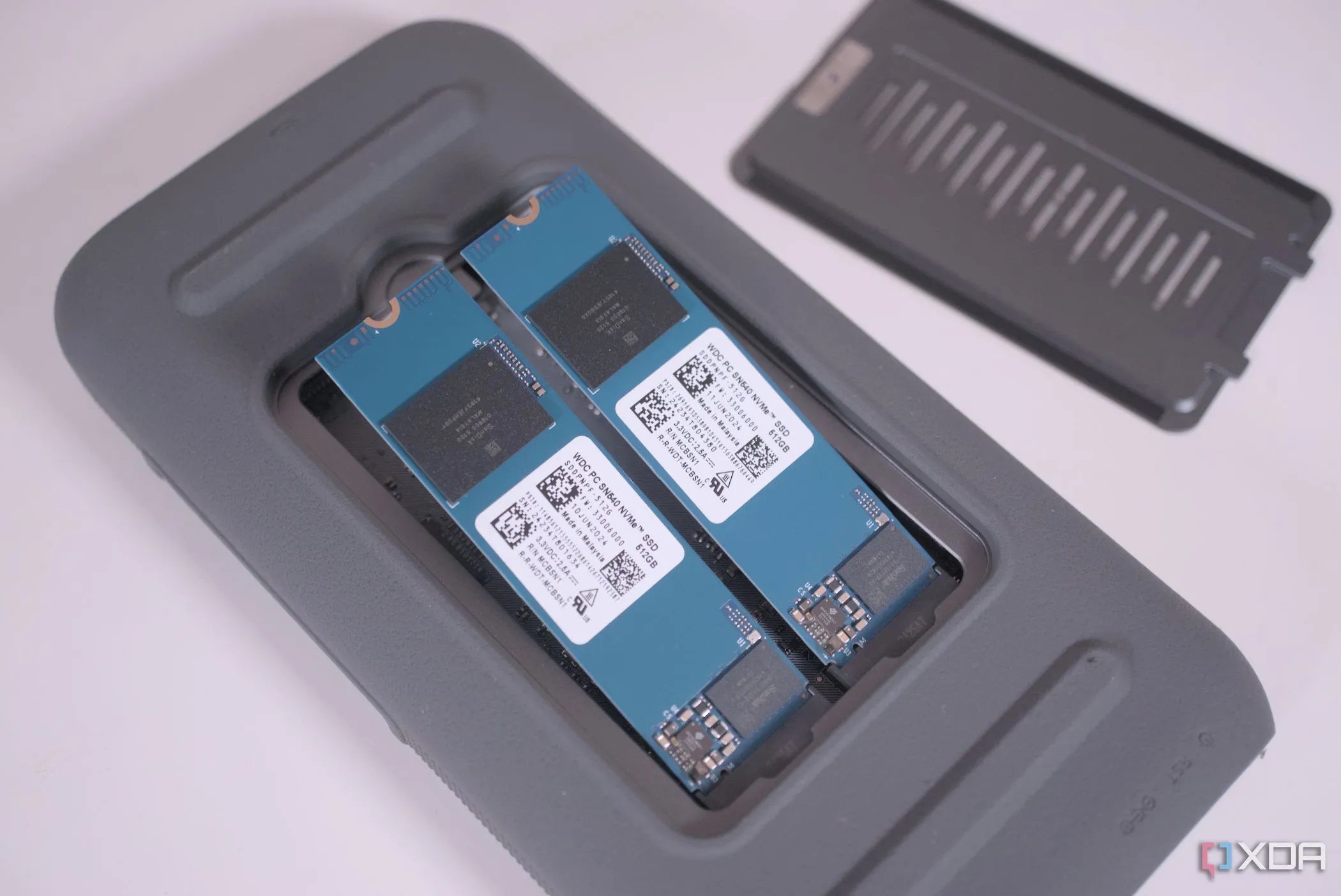 Hình ảnh lắp đặt ổ cứng SSD vào bên trong thiết bị UnifyDrive UT2 NAS