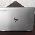 Hình ảnh mặt sau laptop HP Chromebook Plus x360 14ct với logo HP, minh họa cho các dòng sản phẩm máy tính HP có thể đủ điều kiện bồi thường.