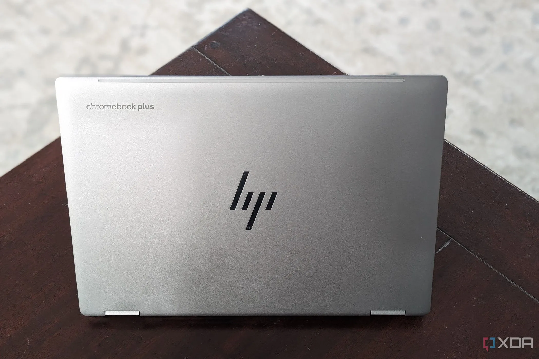 Hình ảnh mặt sau laptop HP Chromebook Plus x360 14ct với logo HP, minh họa cho các dòng sản phẩm máy tính HP có thể đủ điều kiện bồi thường.