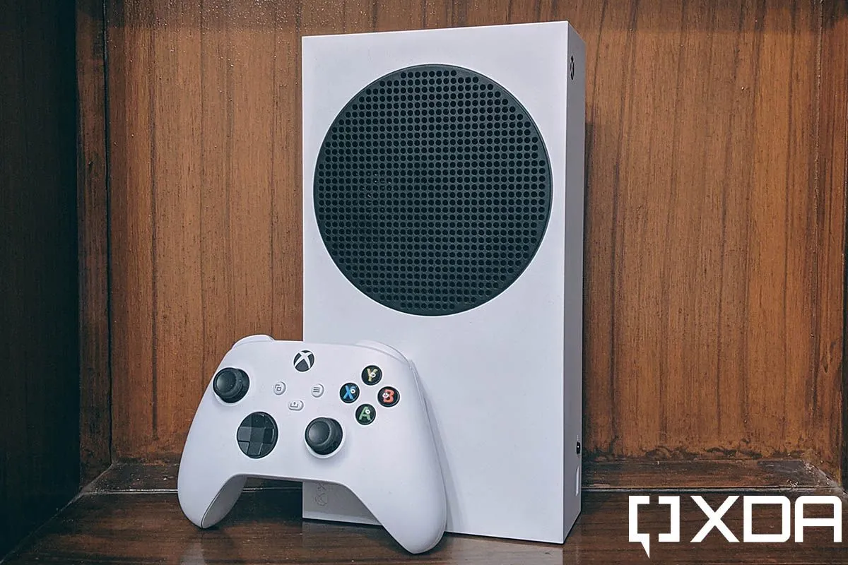 Hình ảnh máy chơi game Xbox Series S minh họa cho hệ máy Xbox bị ảnh hưởng bởi lỗi cập nhật