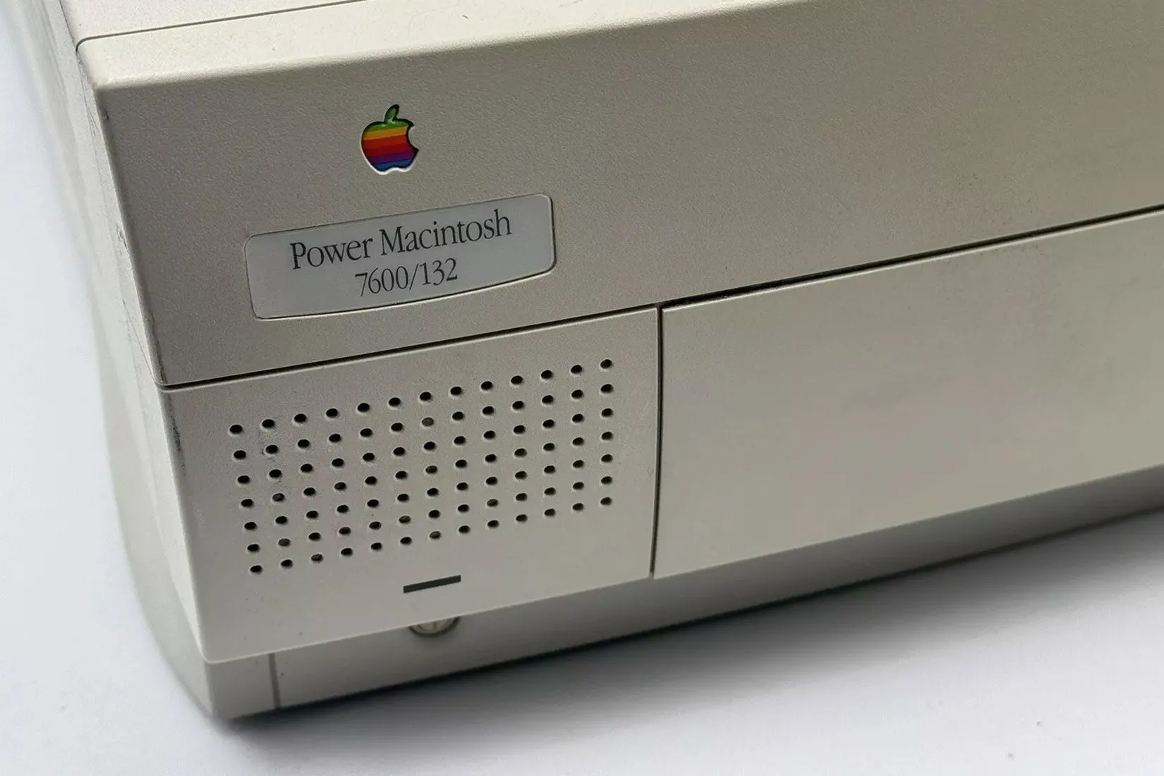 Hình ảnh máy tính Apple Power Macintosh 7600 (1996) minh họa giai đoạn khó khăn của Apple