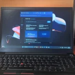 Hình ảnh máy tính xách tay chạy Windows 11 với ứng dụng Docker