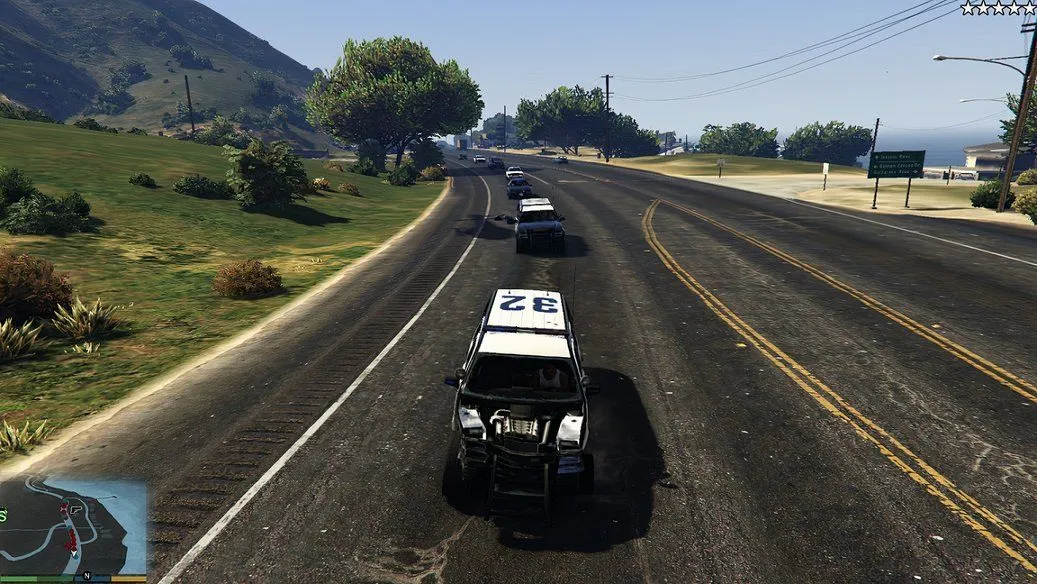 Hình ảnh minh họa cảnh sát truy đuổi trong GTA V với mod Realistic Dispatch, thể hiện sự chân thực và kịch tính trong hệ thống phản ứng của LSPD