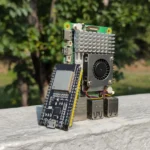 Hình ảnh minh họa một bo mạch Raspberry Pi và một bo mạch ESP32, đại diện cho các thiết bị điện toán nhúng công suất thấp.
