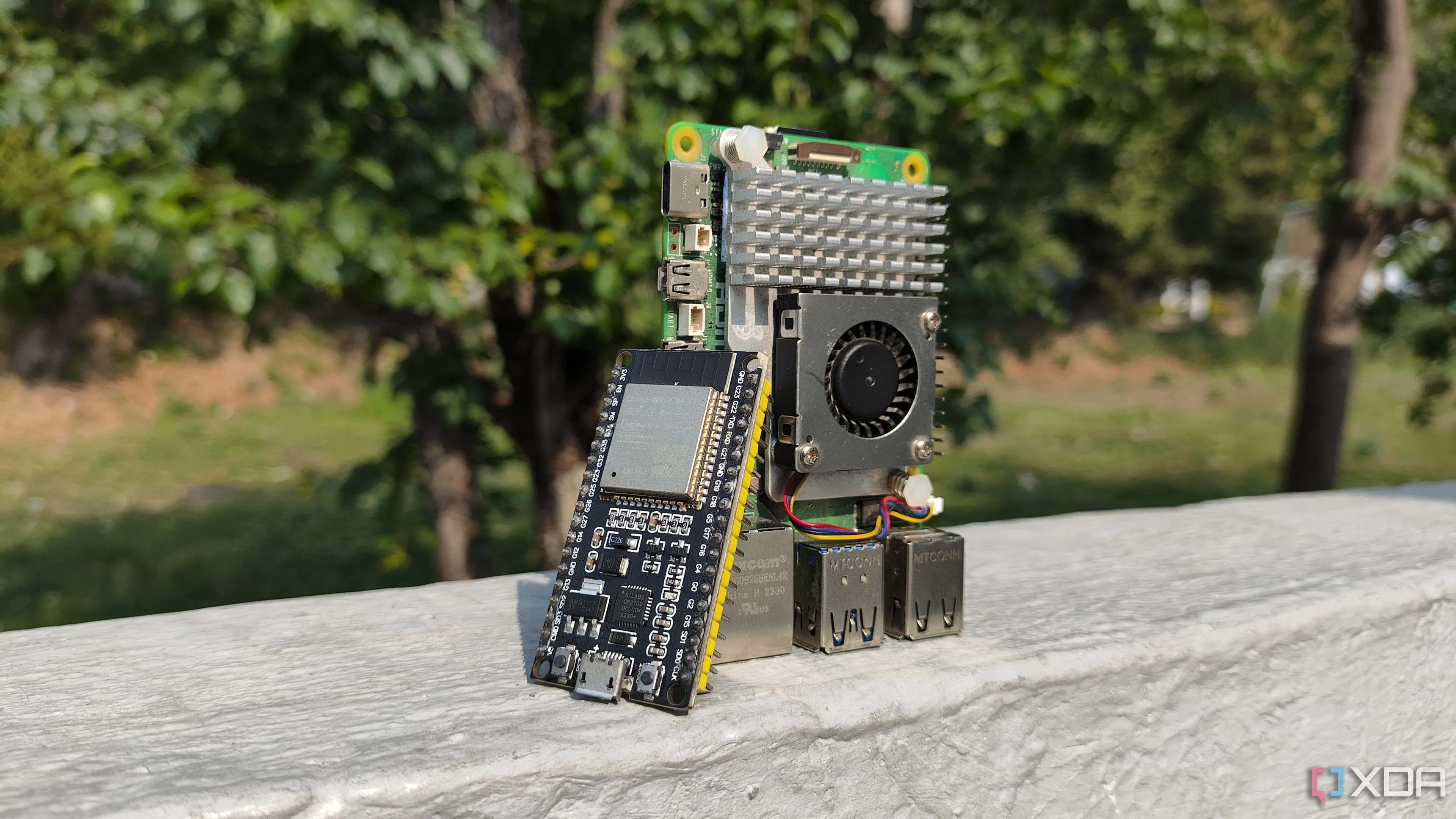 Hình ảnh minh họa một bo mạch Raspberry Pi và một bo mạch ESP32, đại diện cho các thiết bị điện toán nhúng công suất thấp.