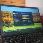 Hình ảnh minh họa một chiếc laptop đang chạy hệ điều hành Windows 11, thể hiện màn hình cá nhân hóa