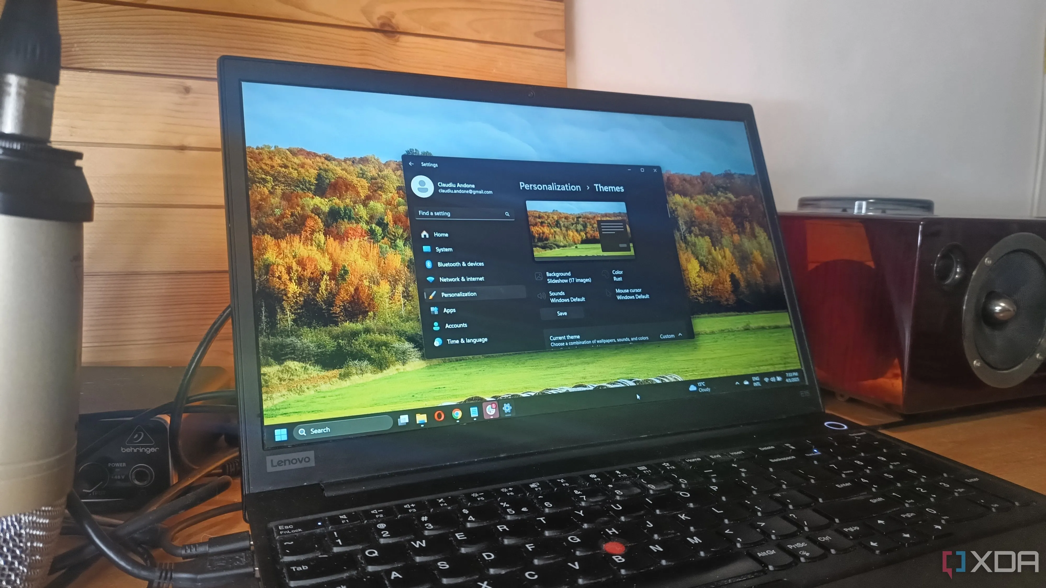 Hình ảnh minh họa một chiếc laptop đang chạy hệ điều hành Windows 11, thể hiện màn hình cá nhân hóa