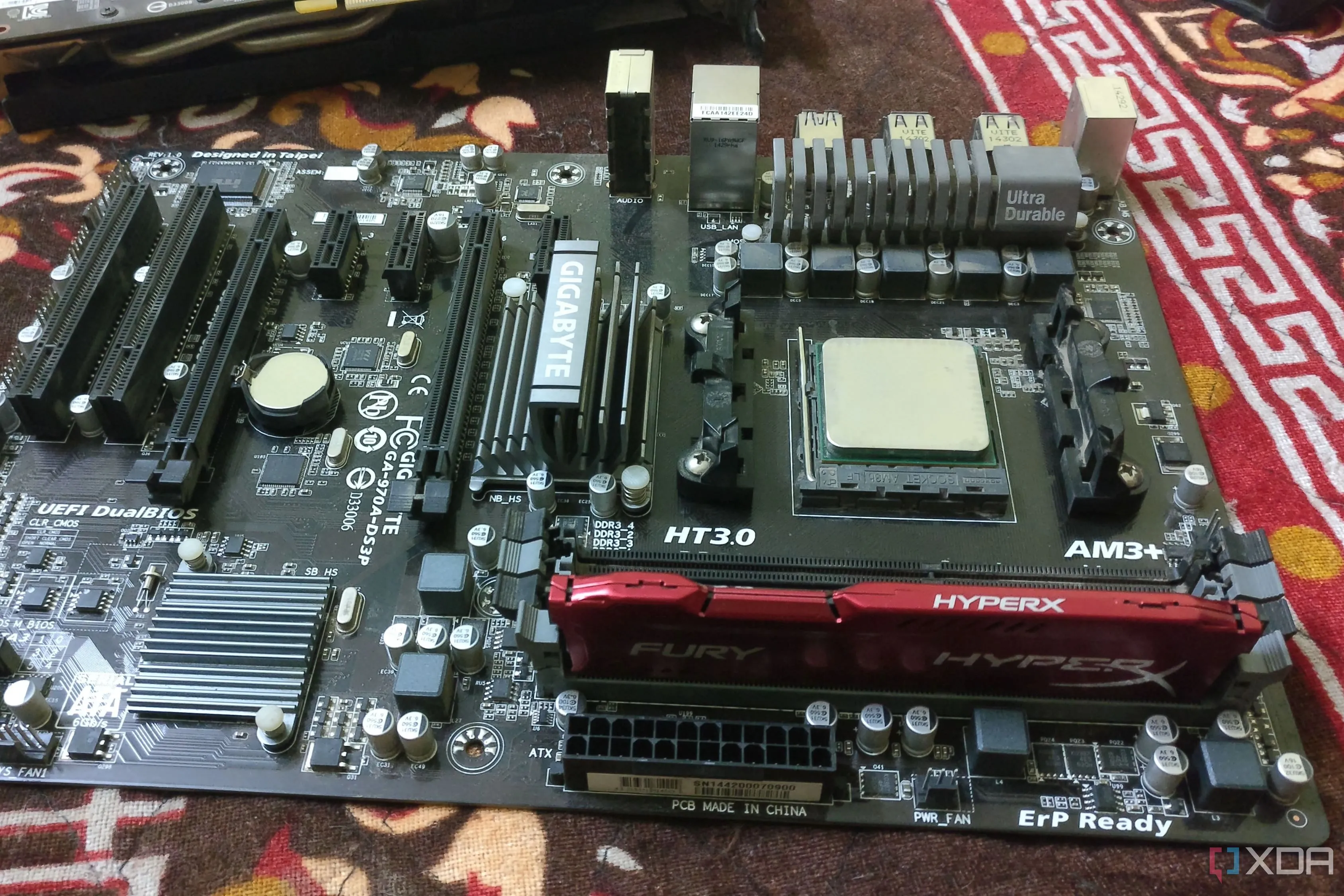 Hình ảnh một bo mạch chủ máy tính Gigabyte với CPU AMD và RAM HyperX, minh họa các vấn đề về chất lượng.