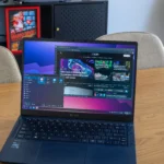 Hình ảnh một máy tính xách tay đang chạy hệ điều hành Linux với trình duyệt web Vivaldi hiển thị trang XDA Developers, minh họa cho môi trường desktop trên các bản phân phối Linux.
