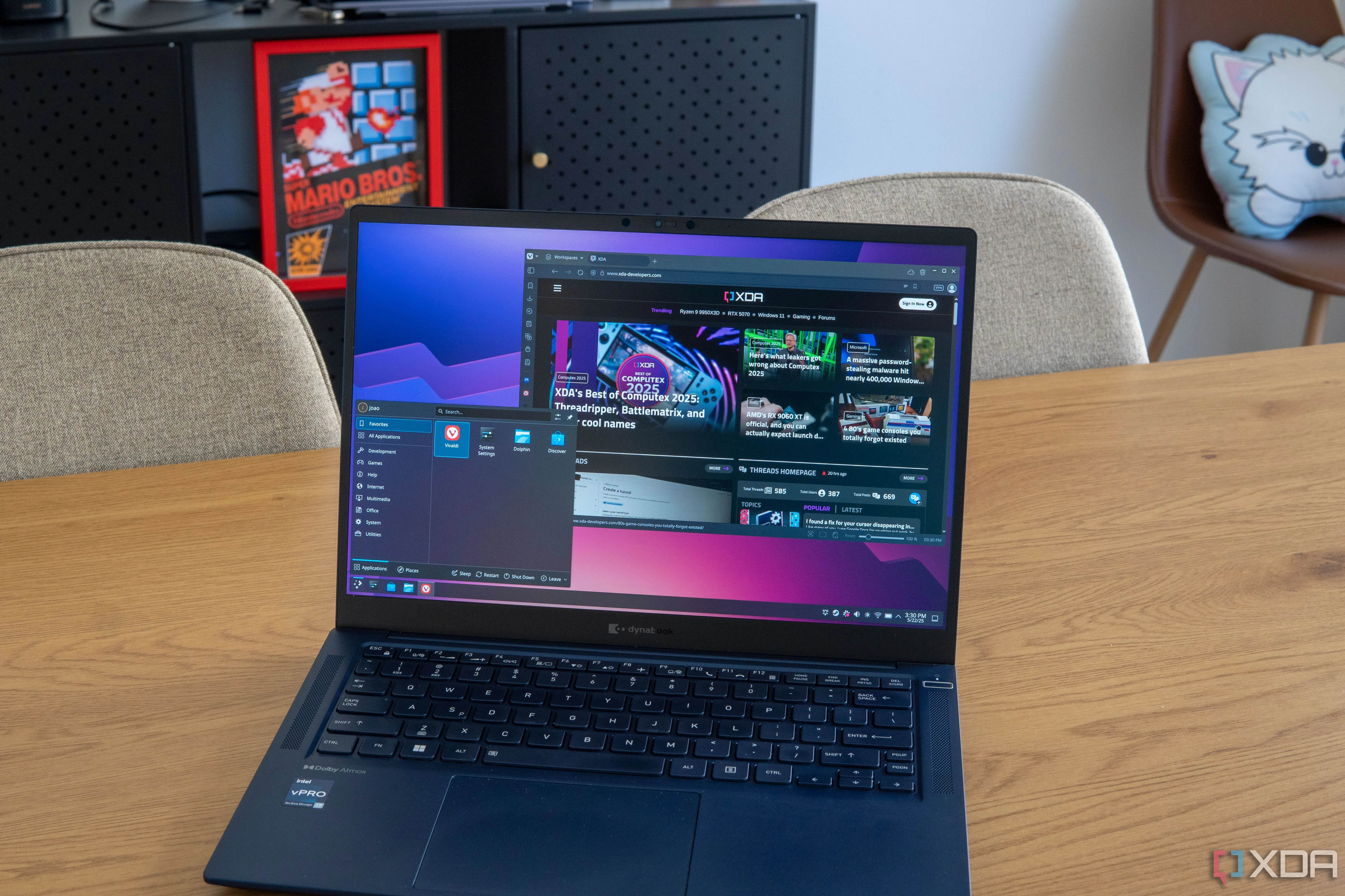 Hình ảnh một máy tính xách tay đang chạy hệ điều hành Linux với trình duyệt web Vivaldi hiển thị trang XDA Developers, minh họa cho môi trường desktop trên các bản phân phối Linux.