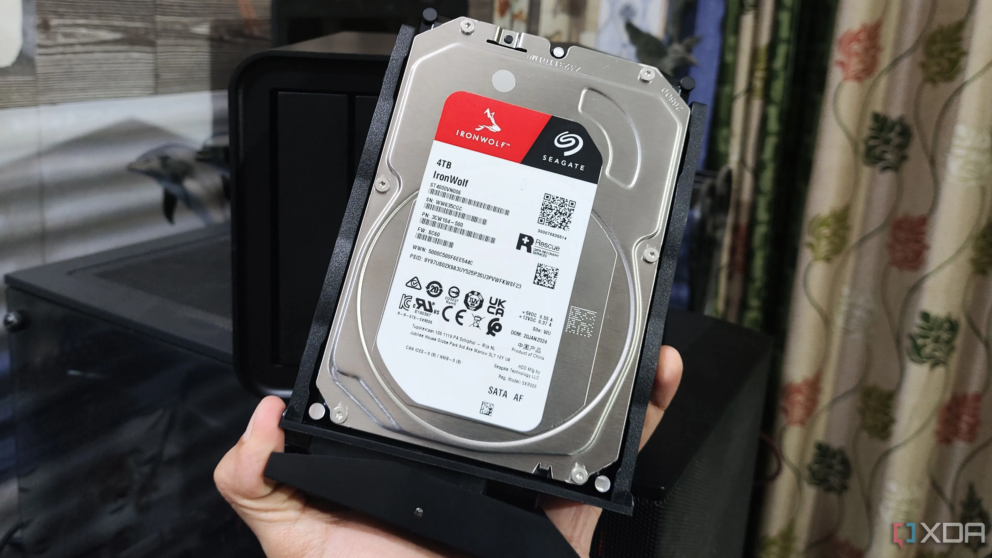 Hình ảnh một ổ cứng HDD Seagate, minh họa cho việc các ổ cứng truyền thống có thể làm chậm hiệu suất máy tính
