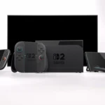 Hình ảnh render chính thức của máy chơi game Nintendo Switch 2 với màn hình sáng và cặp tay cầm Joy-Con màu đỏ xanh đặc trưng, minh họa thiết kế tổng thể.