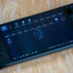 Hình ảnh Steam Deck OLED đang hiển thị chế độ desktop Linux, thiết bị bị ảnh hưởng bởi việc các game ngừng hỗ trợ hệ điều hành này.
