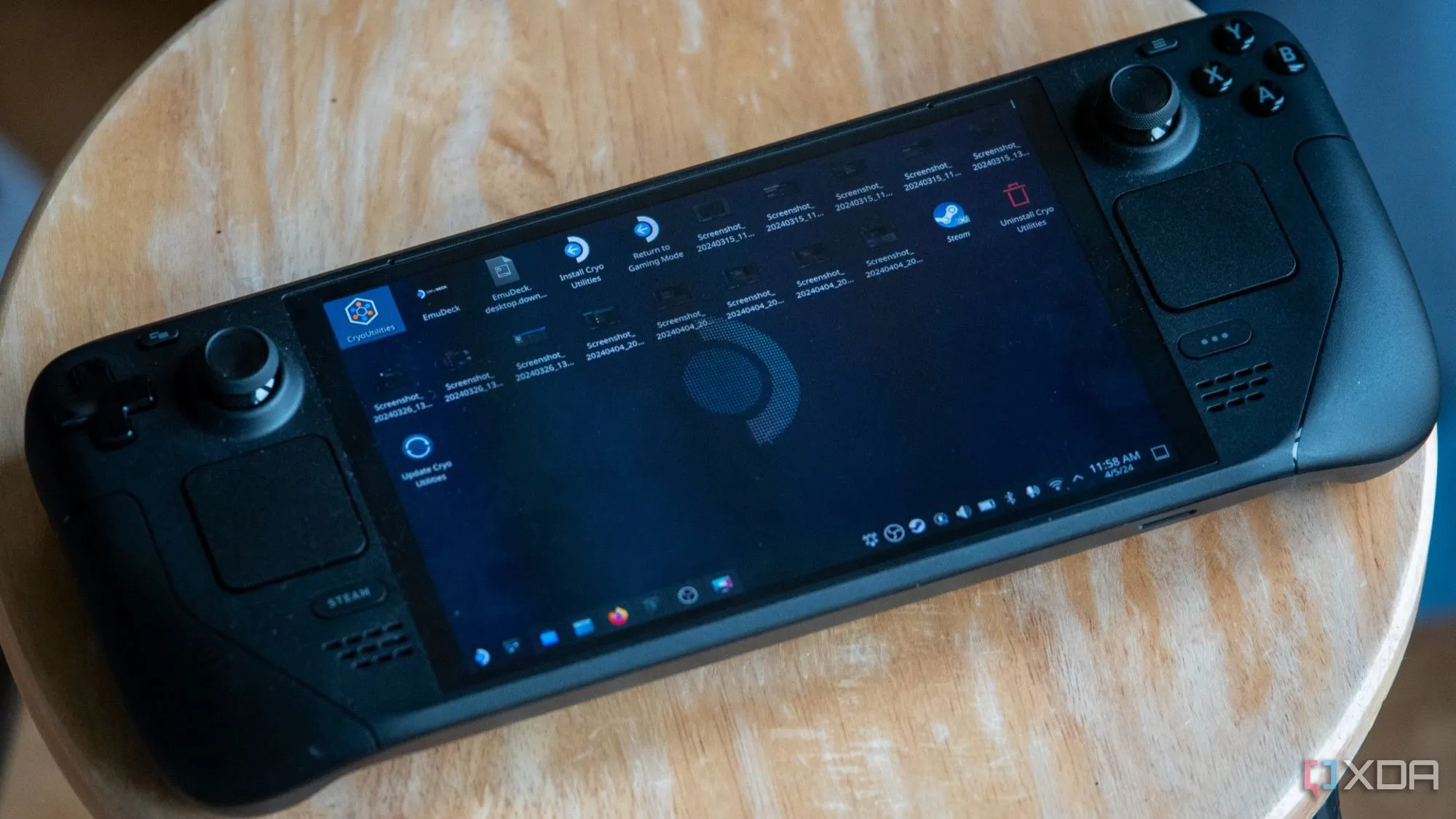 Hình ảnh Steam Deck OLED đang hiển thị chế độ desktop Linux, thiết bị bị ảnh hưởng bởi việc các game ngừng hỗ trợ hệ điều hành này.