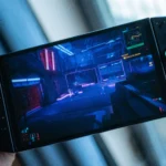 Hình ảnh trò chơi Cyberpunk 2077 đang chạy mượt mà trên thiết bị chơi game cầm tay Lenovo Legion Go, minh họa cho khả năng tối ưu hóa của game sau các bản cập nhật