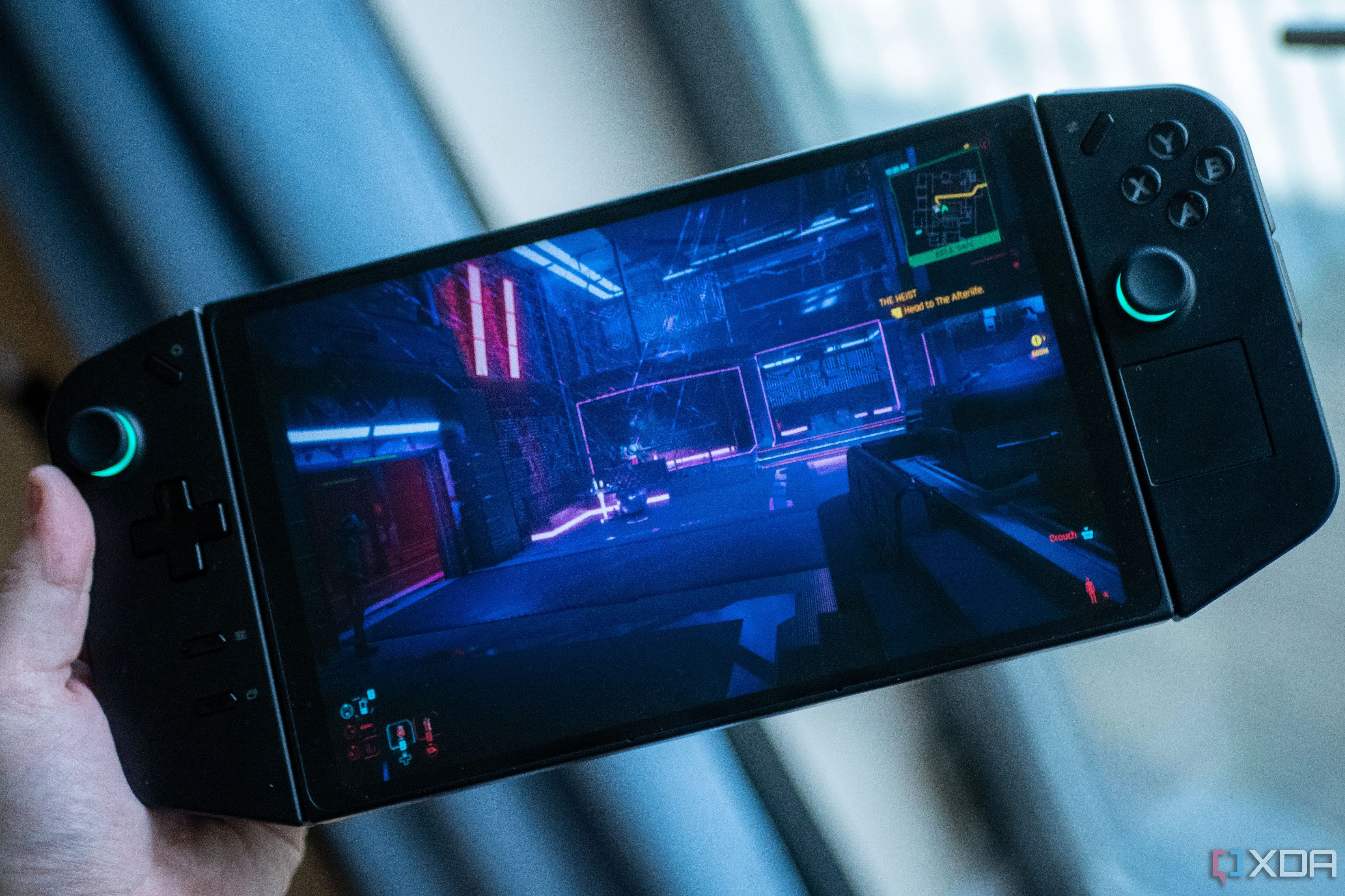 Hình ảnh trò chơi Cyberpunk 2077 đang chạy mượt mà trên thiết bị chơi game cầm tay Lenovo Legion Go, minh họa cho khả năng tối ưu hóa của game sau các bản cập nhật