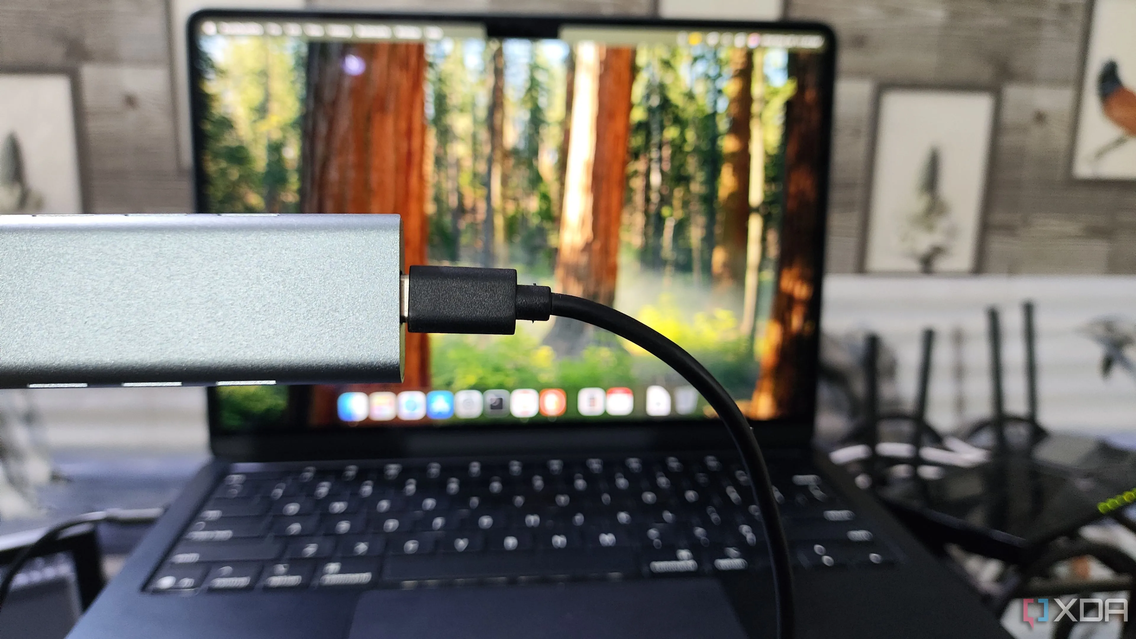Hộp đựng NVMe gắn ngoài được kết nối với MacBook tạo ổ USB tốc độ cao