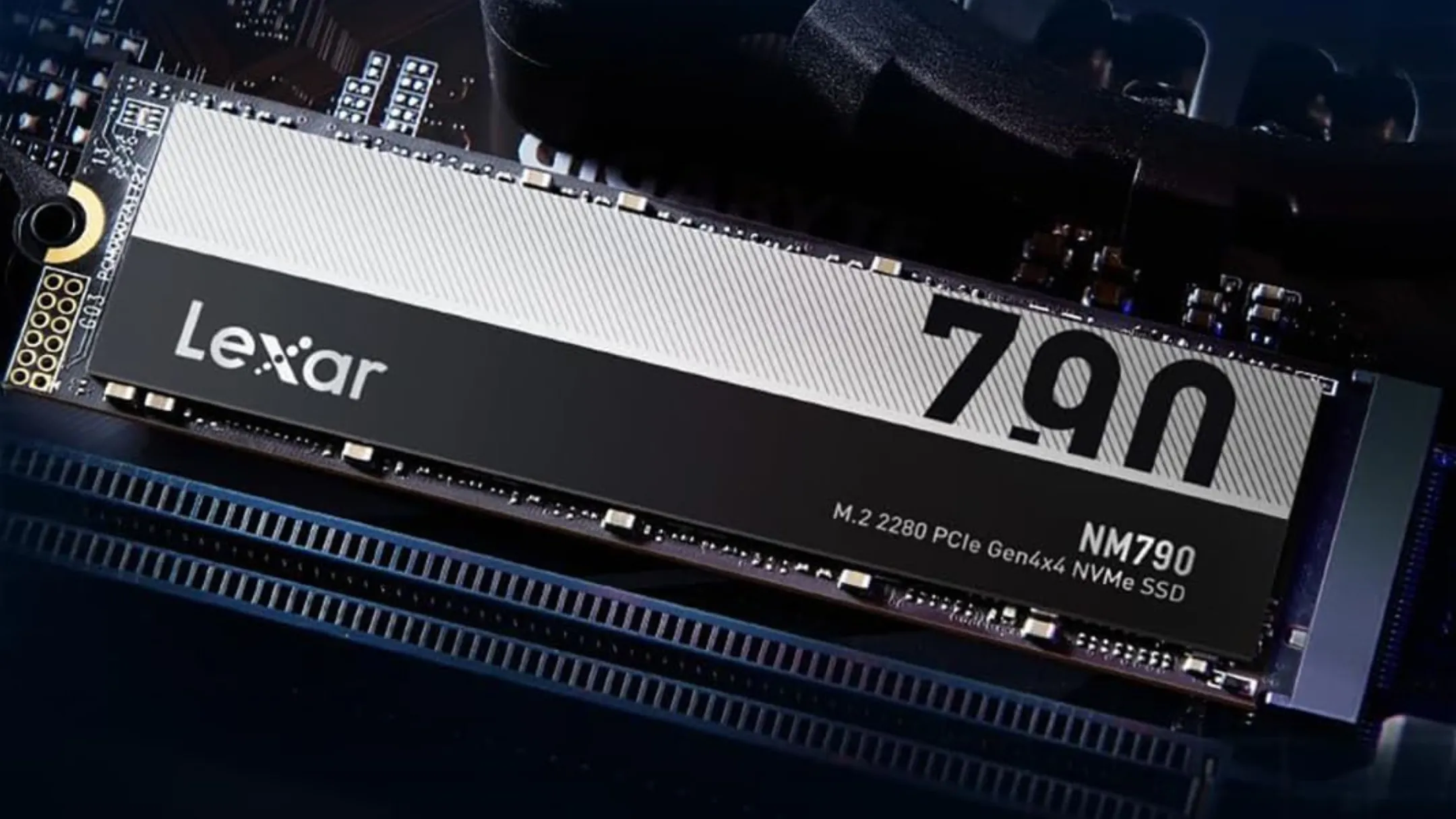 Hộp và chip điều khiển của ổ cứng SSD Lexar NM790 tốc độ cao