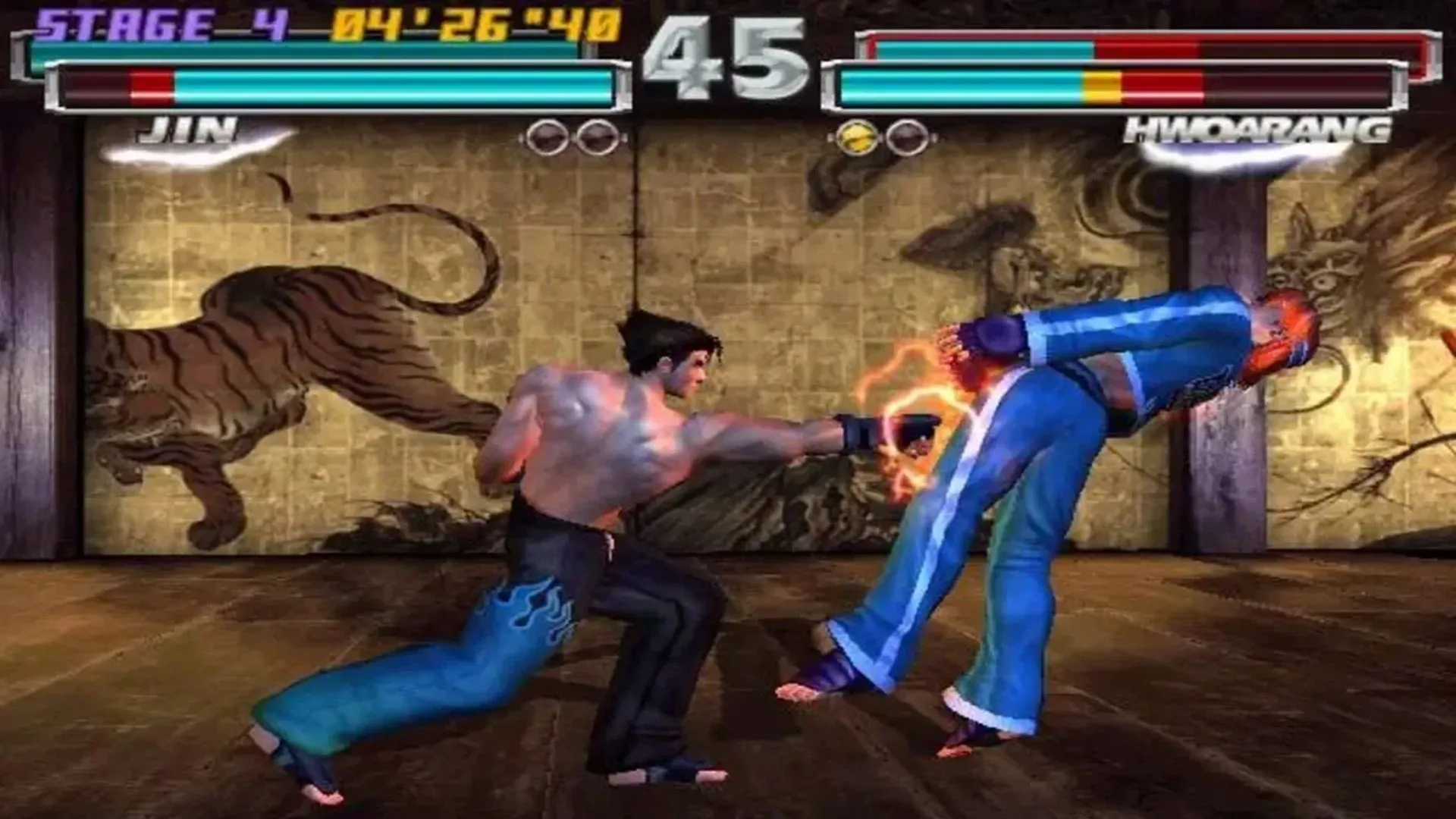 Jin và Hwoarang đối đầu trong trận đấu kịch tính của Tekken Tag Tournament trên PlayStation 2