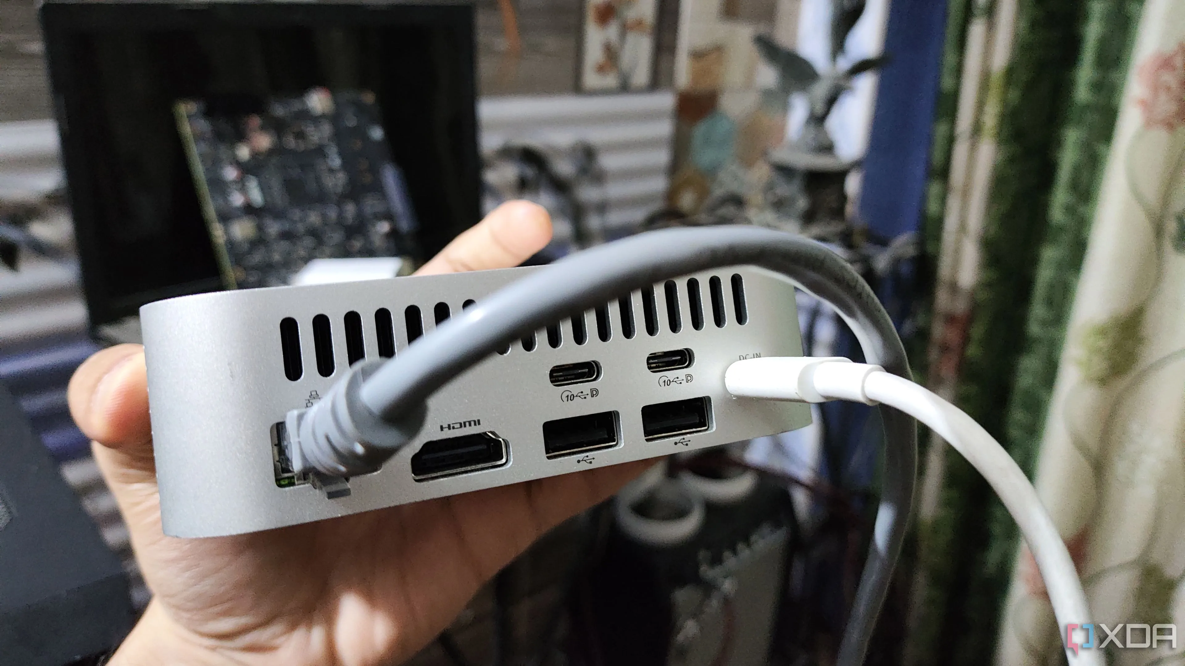 Kết nối cáp Ethernet vào thiết bị NAS trong môi trường home lab