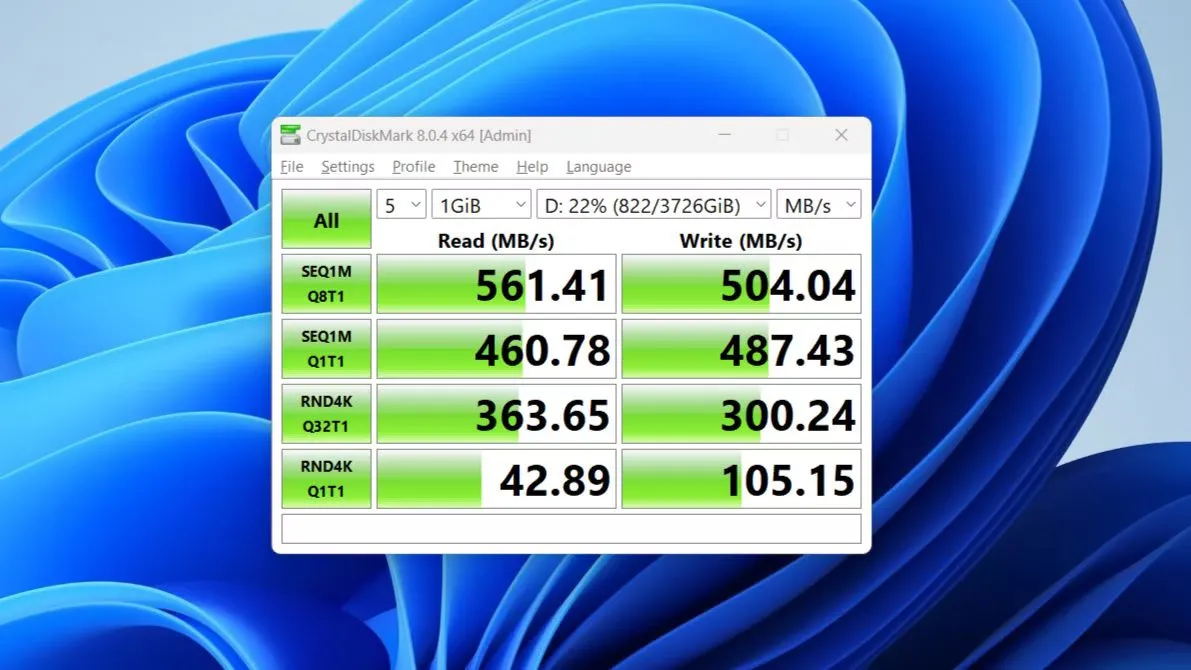 Kết quả kiểm tra hiệu năng CrystalDiskMark của ổ cứng Crucial MX500 2.5 inch SATA SSD, cho thấy tốc độ đủ đáp ứng cho hầu hết các tác vụ cache trên home server.