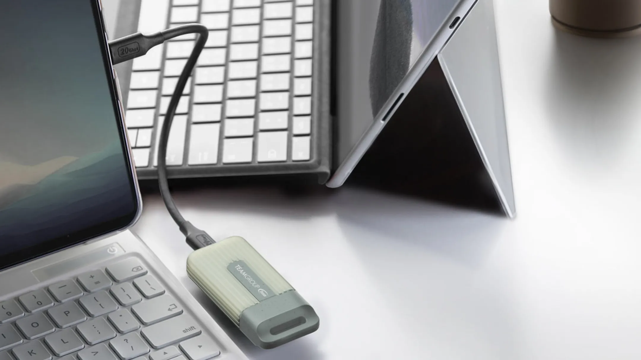 Kích thước nhỏ gọn của ổ cứng SSD di động Team Group PD20 ECO 2TB, hiển thị cổng USB-C và thiết kế bền bỉ