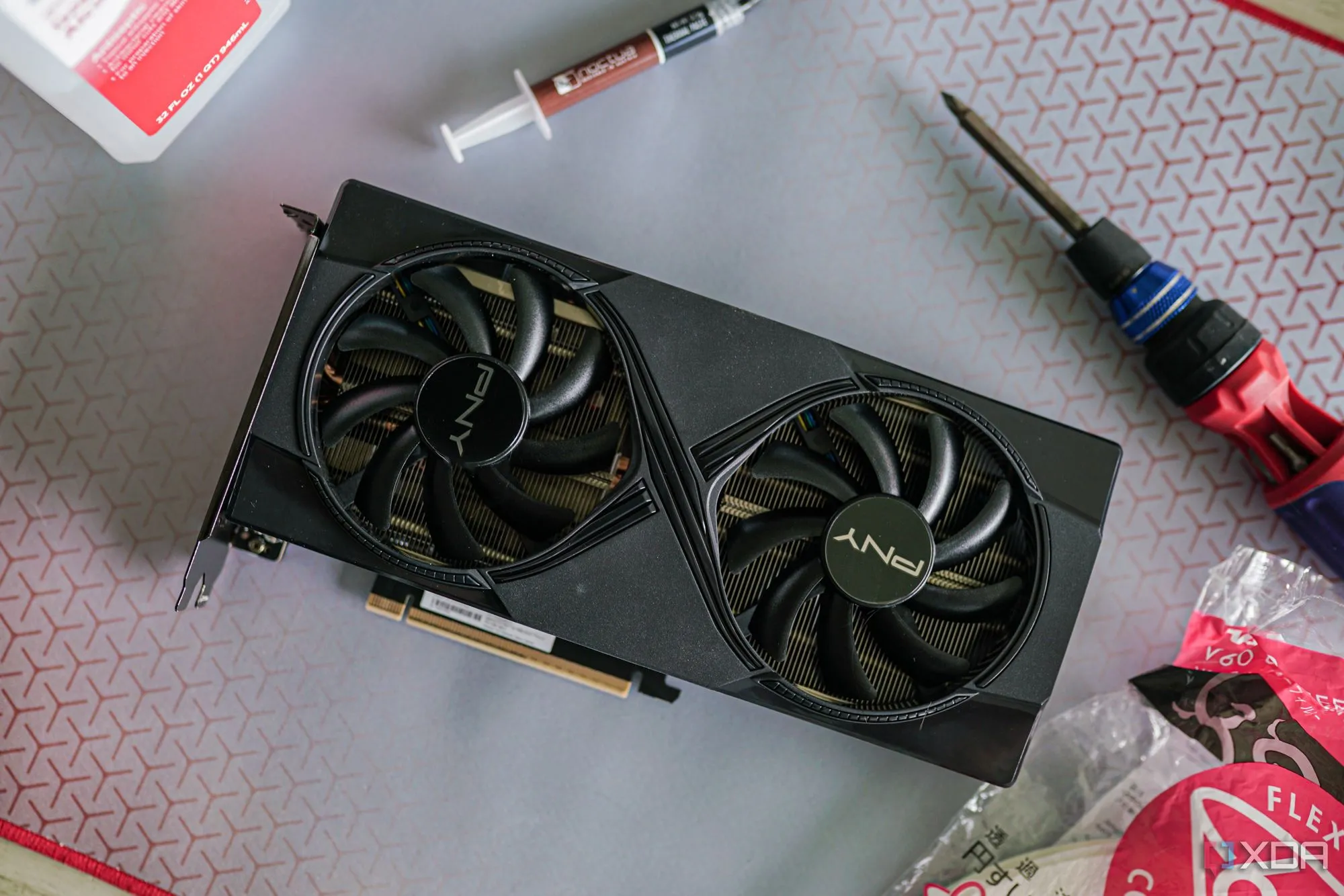 Kiến trúc bên trong card đồ họa và vị trí tiếp xúc của tản nhiệt với GPU die