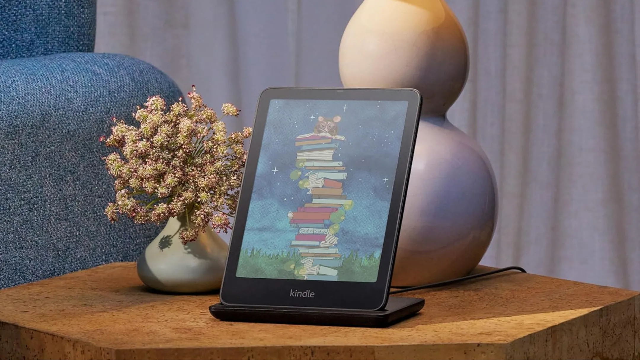 Kindle Colorsoft Signature Edition trên bàn, hiển thị giao diện đọc sách màu sắc