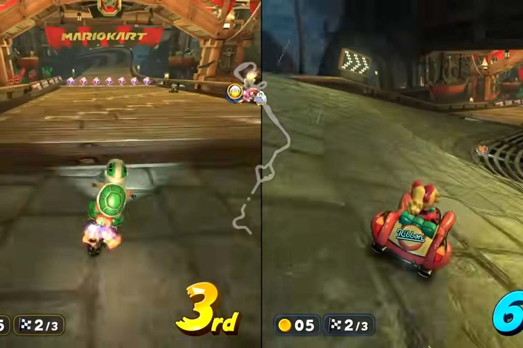 Koopa và Peach tranh tài trên đường đua Wario Shipyard đầy thử thách trong Mario Kart World, nổi bật với các khu vực nước và không khí u ám của bãi tàu.