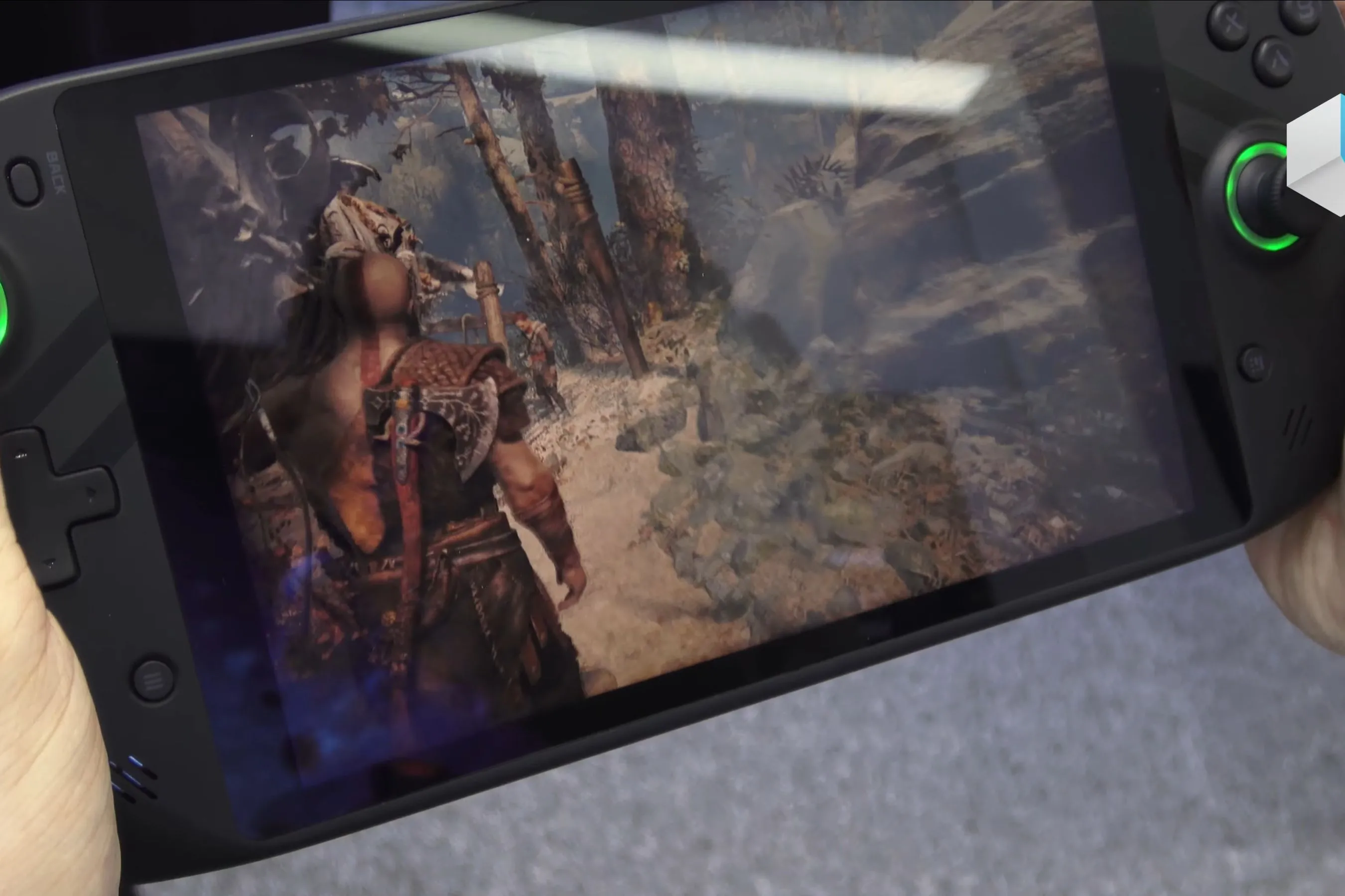 Kratos và Atreus trong God of War trên màn hình PC gaming handheld.
