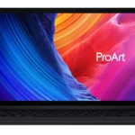 Laptop Asus ProArt PZ13 màu đen với màn hình OLED 3K hiển thị sắc nét, đi kèm bàn phím từ tính và bút stylus, thể hiện tính linh hoạt của thiết bị