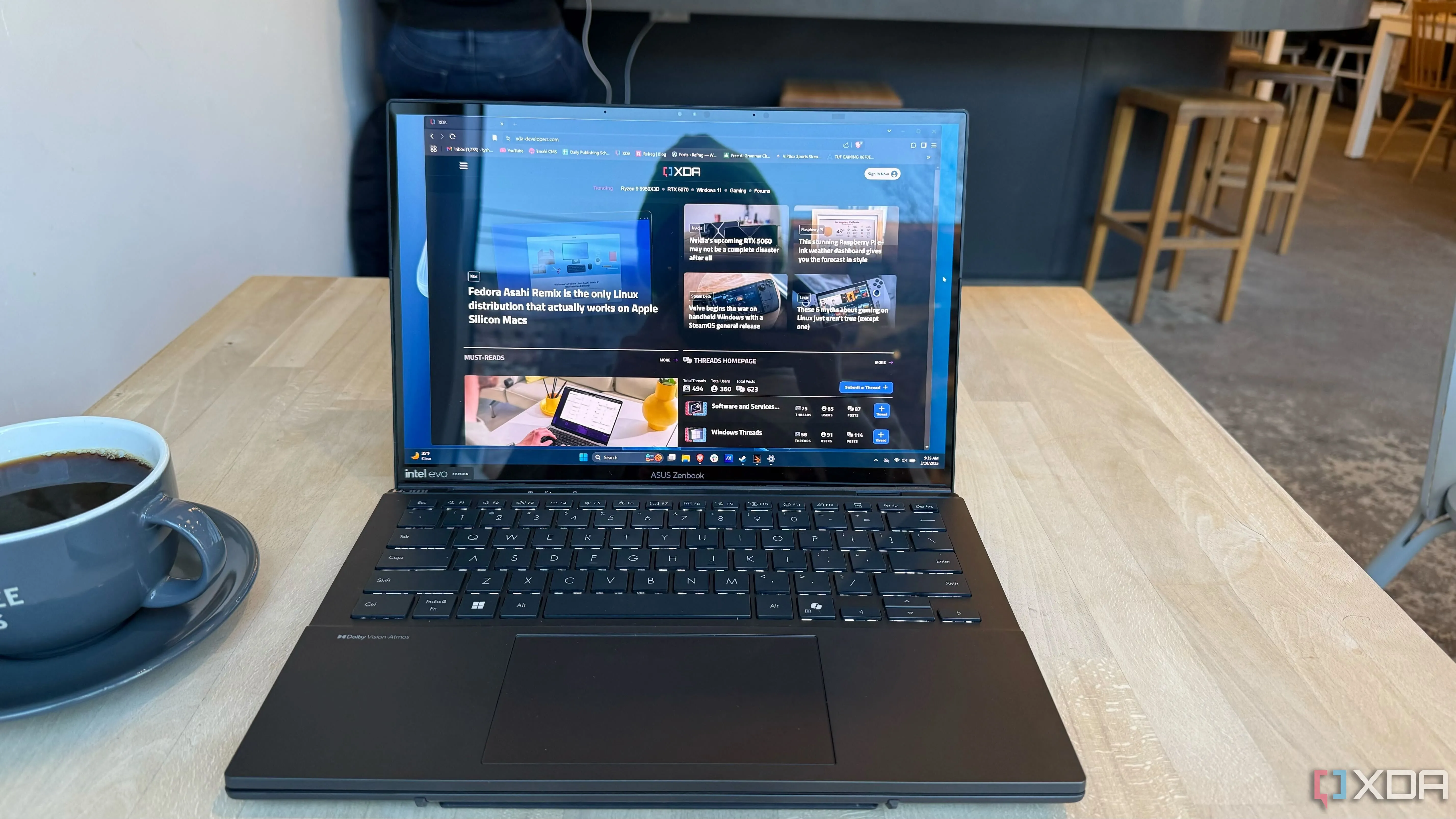 Laptop ASUS Zenbook Duo UX8406 với bàn phím vật lý được tháo rời, đặt trên màn hình thứ hai, cho thấy khả năng đa nhiệm linh hoạt.