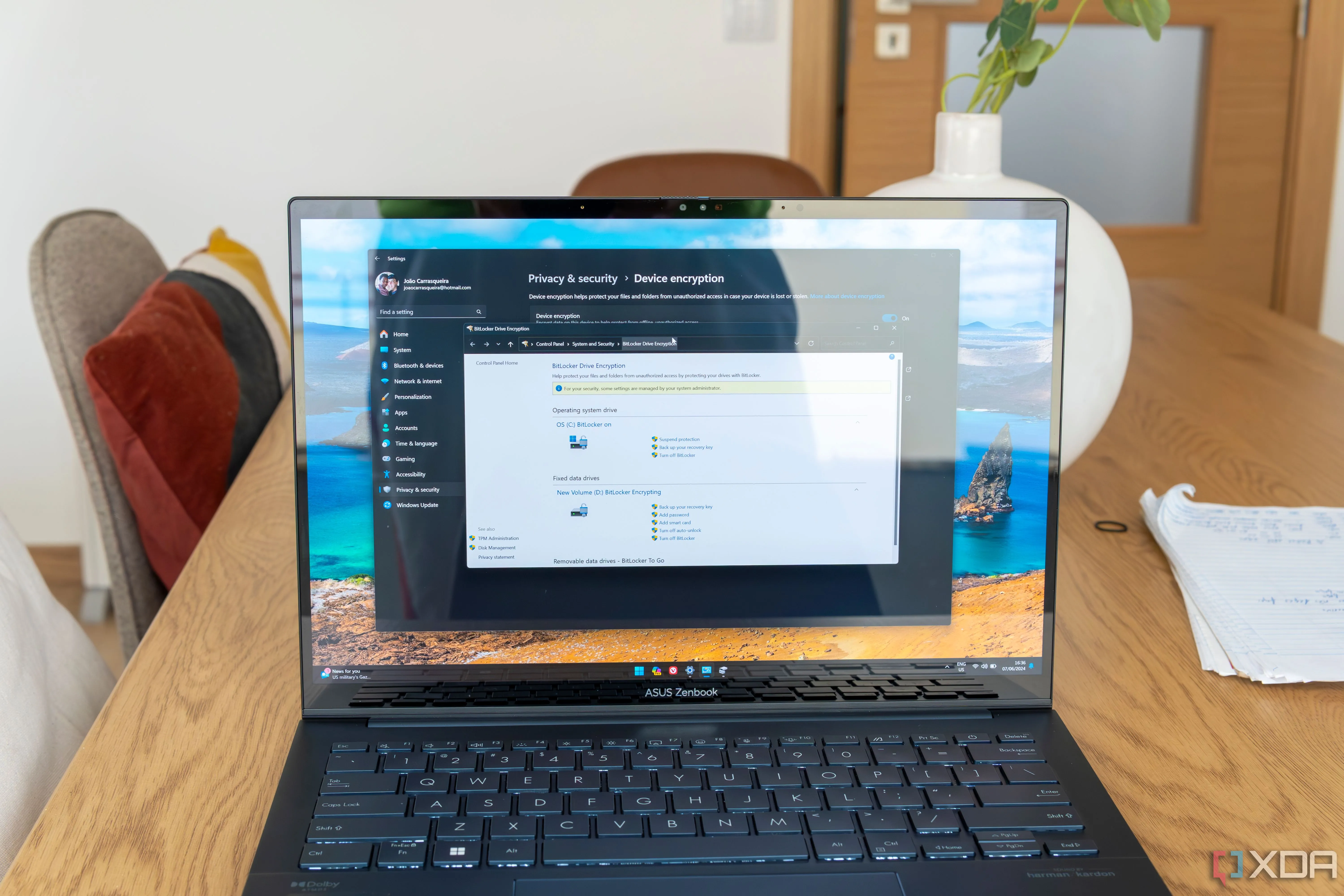 Laptop chạy Windows 11 hiển thị cài đặt BitLocker
