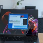 Laptop chạy Windows 11 với máy ảo Windows XP, minh họa khả năng khôi phục hệ thống và quản lý môi trường phần mềm